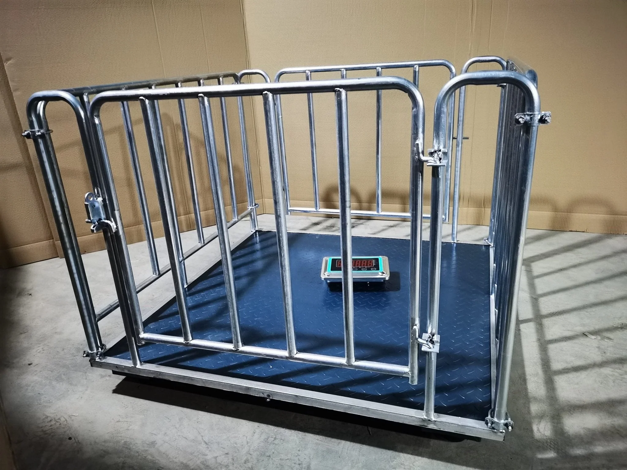 10,000 LB Wireless Livestock Scale – 4x4 Ft Heavy-Duty WeighPro Platform with Indicator – 954415 - Image 3