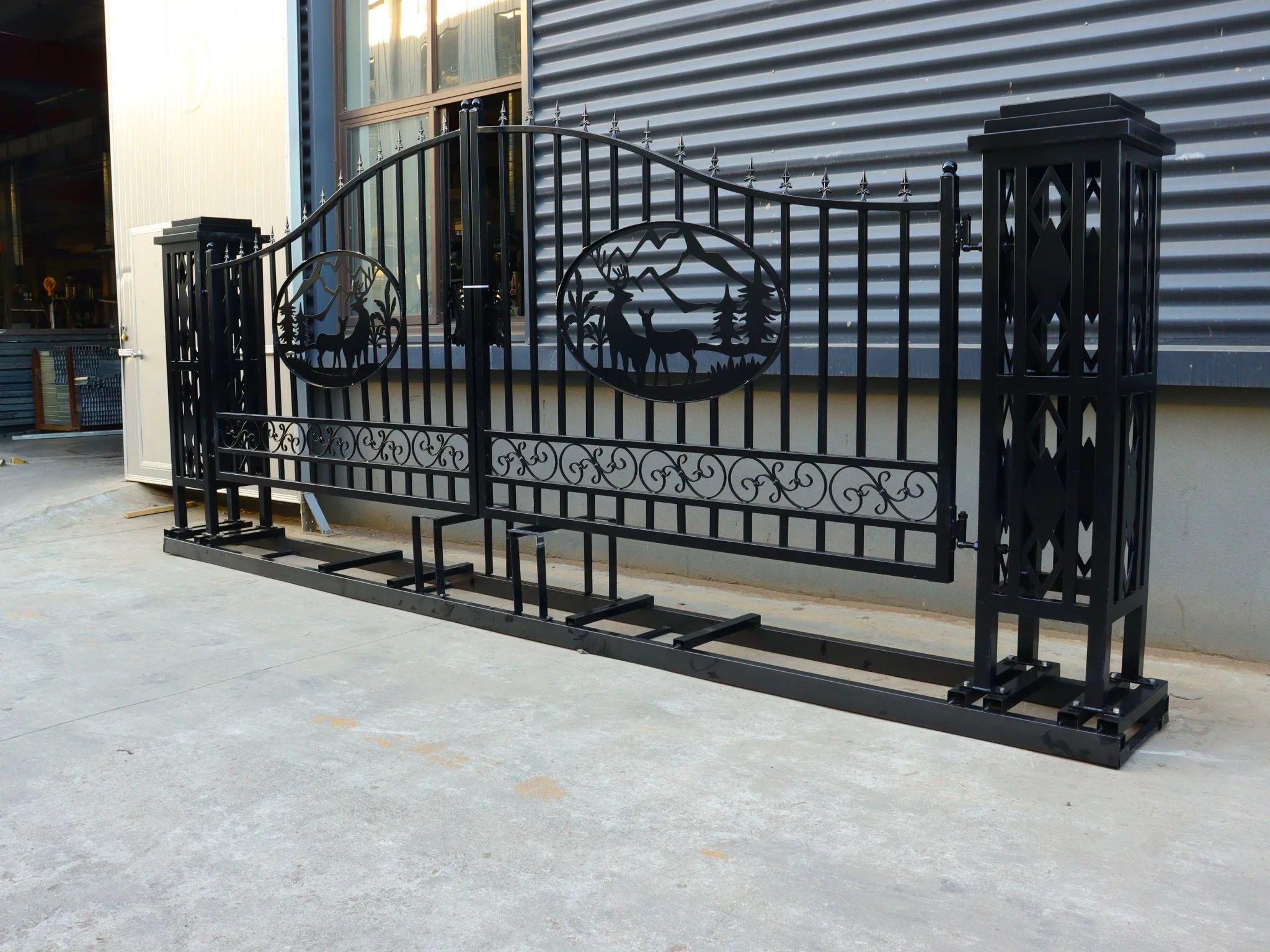 20 FT Heavy-Duty Steel Driveway Gate with Deer Artwork – Black Dual Swing Farm & Driveway Gate Kit SU20DG - Image 3