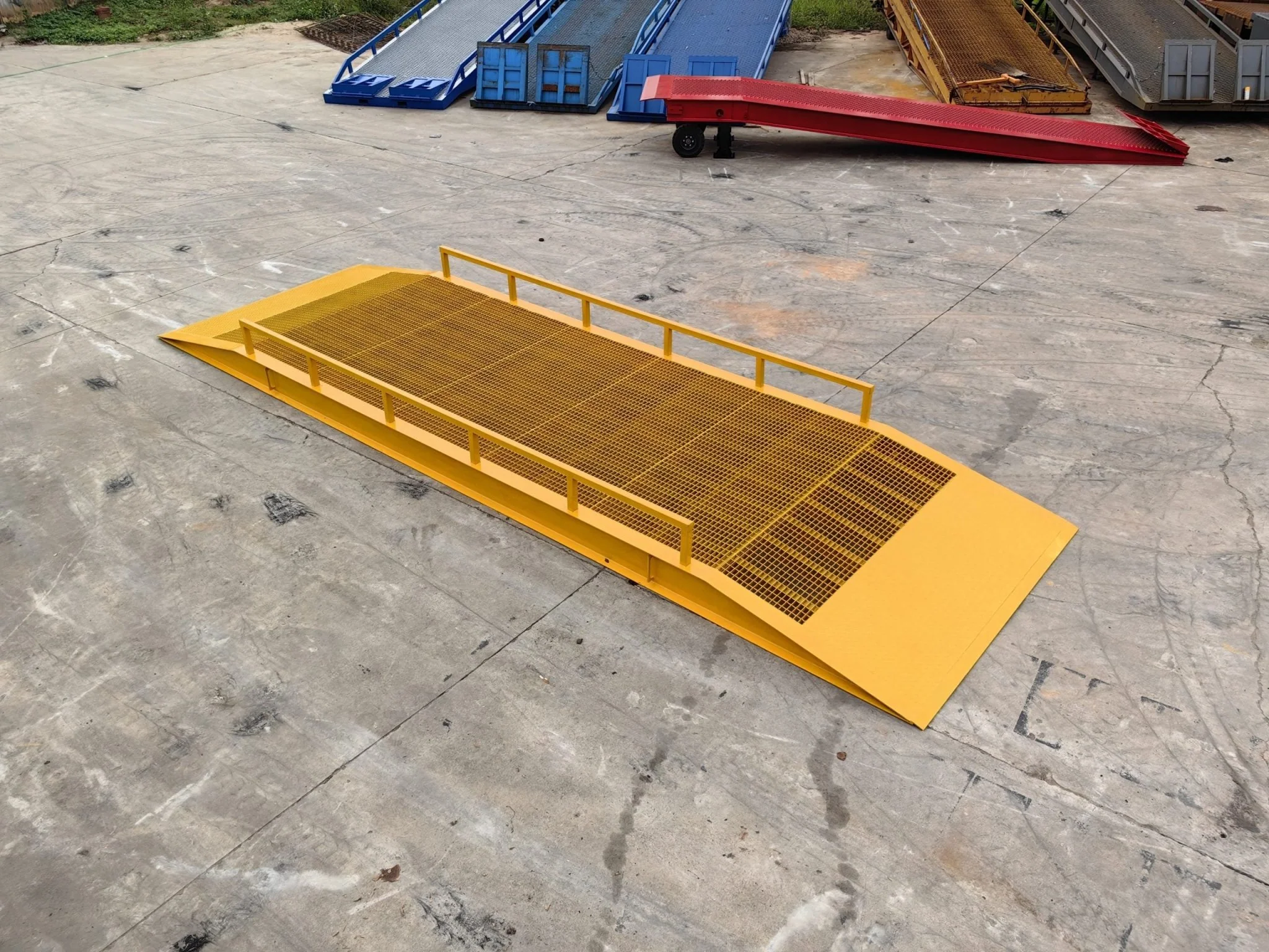 25 FT Heavy-Duty Steel Loading Ramp Bridge – 30,000 lbs Capacity, Industrial Truck & Trailer Ramps - Image 3