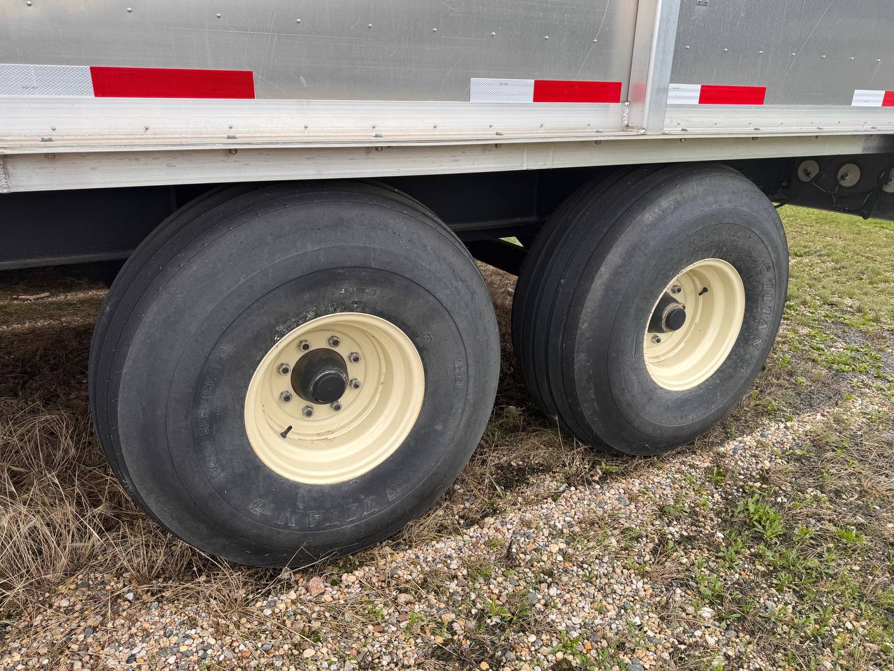 30 ft Drying Cube Silage Wagon – Forage & Silage Wagon with Aeration Floor - Image 11