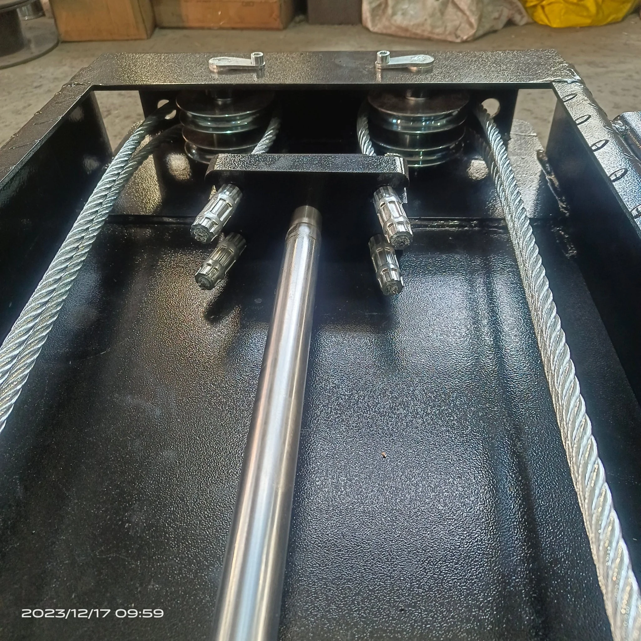 Heavy-Duty 4 Post Parking Lift 3700kg Capacity – 110V Manual Car Lift for Garage JH4P3700 - Image 3