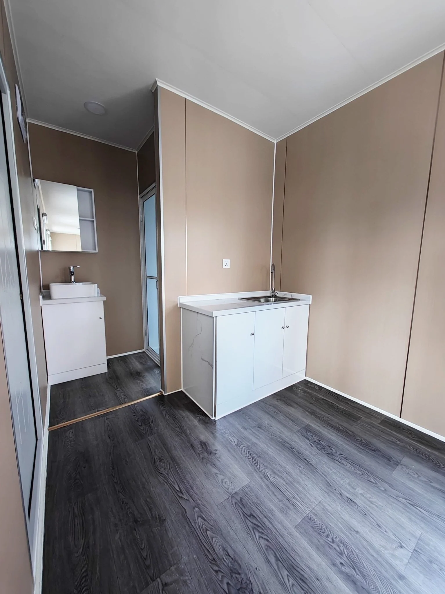 40 FT Insulated Mobile Office Cabin – Off-Grid Shipping Container Workspace | SKU: 3520247 - Image 4