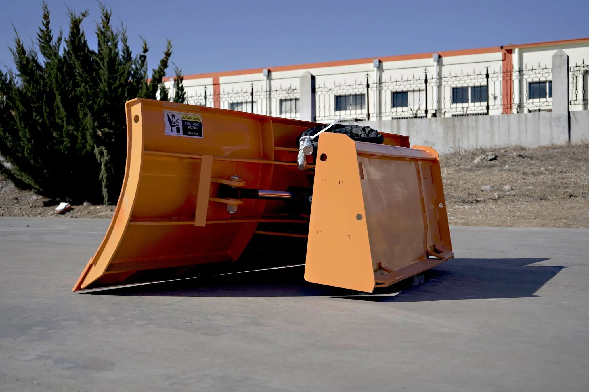 72" Hydraulic Dozer Blade / Snow Plow – Heavy-Duty Steel Blade with 22° Hydraulic Angle SU721595 - Image 2