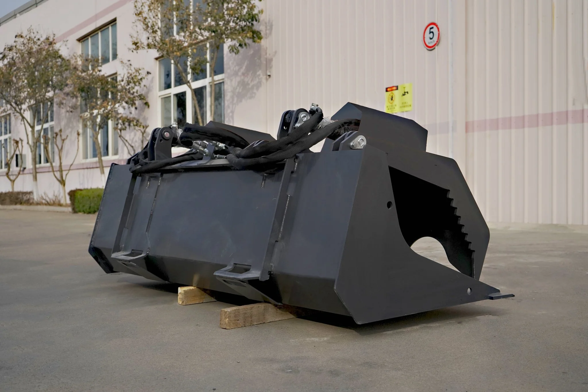 72” Skid Steer Grapple Bucket for Wood Heavy-Duty Hydraulic Attachment SU752825 - Image 4