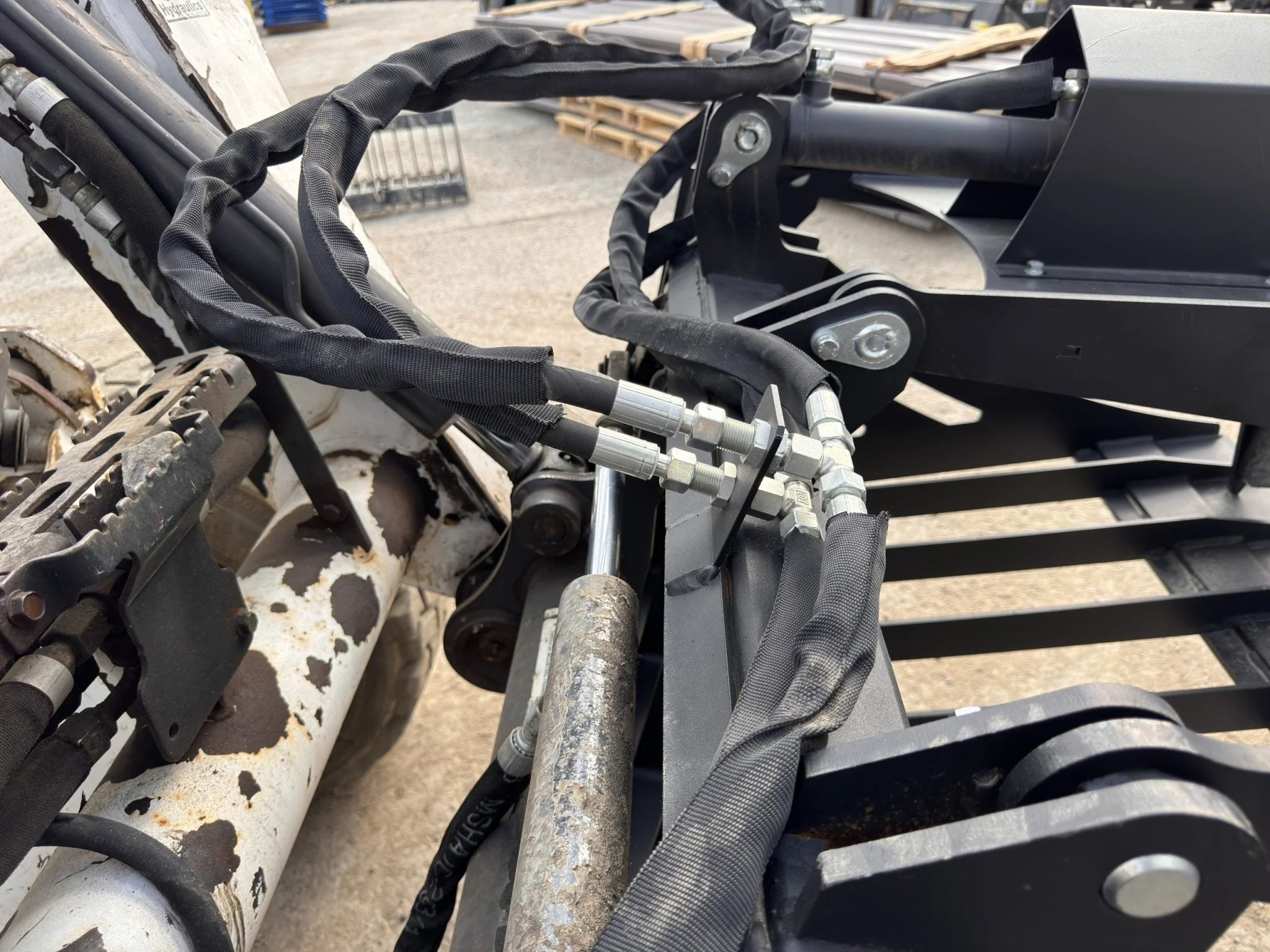 72" Skid Steer Rock Grapple Bucket – Heavy-Duty Hydraulic | SU72RGB - Image 10