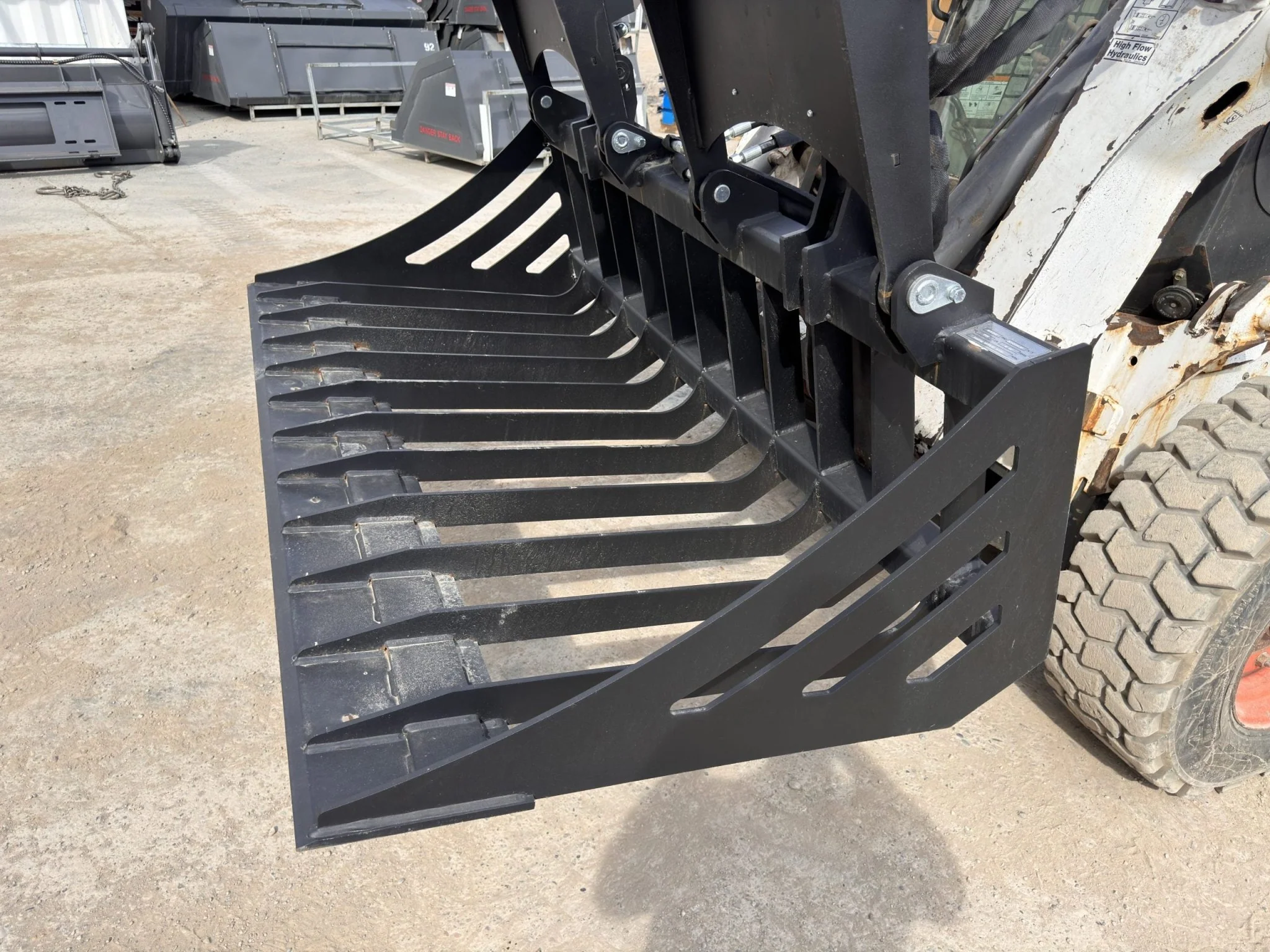72" Skid Steer Rock Grapple Bucket – Heavy-Duty Hydraulic | SU72RGB - Image 26