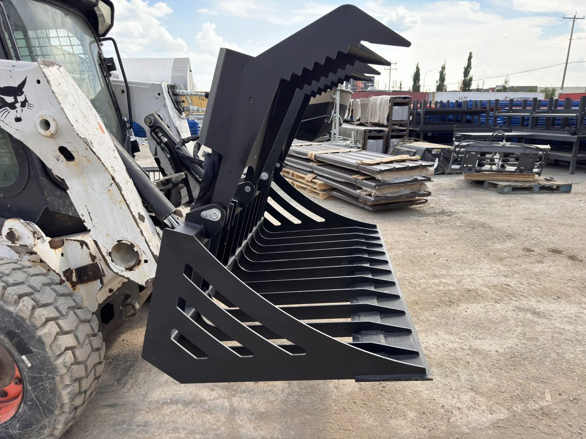 72" Skid Steer Rock Grapple Bucket – Heavy-Duty Hydraulic | SU72RGB - Image 3