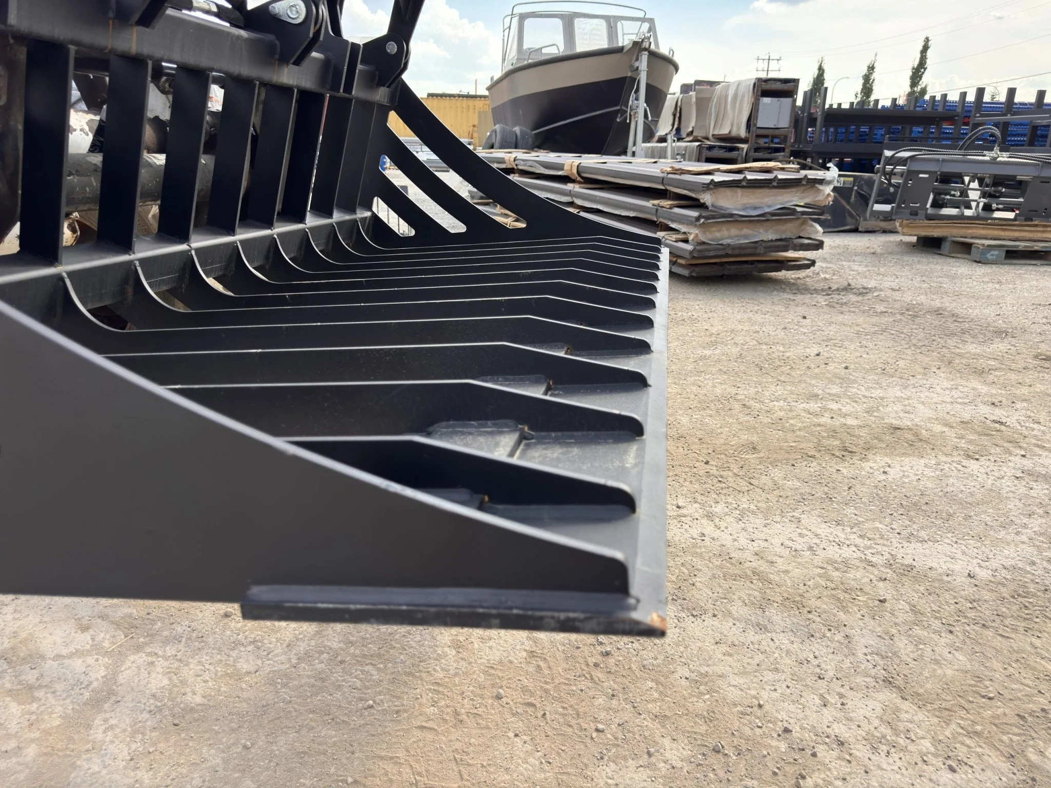 72" Skid Steer Rock Grapple Bucket – Heavy-Duty Hydraulic | SU72RGB - Image 4