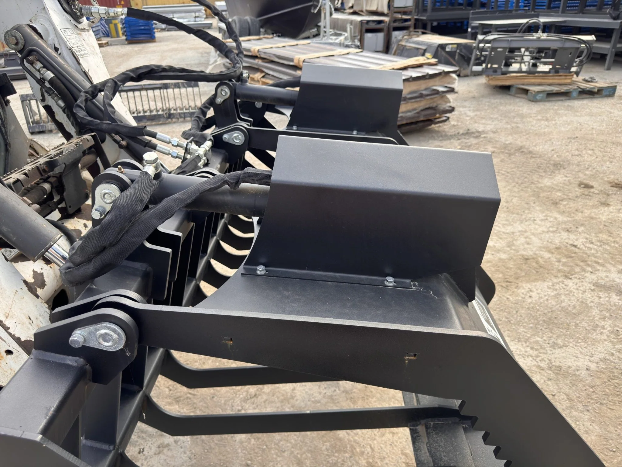 72" Skid Steer Rock Grapple Bucket – Heavy-Duty Hydraulic | SU72RGB - Image 8