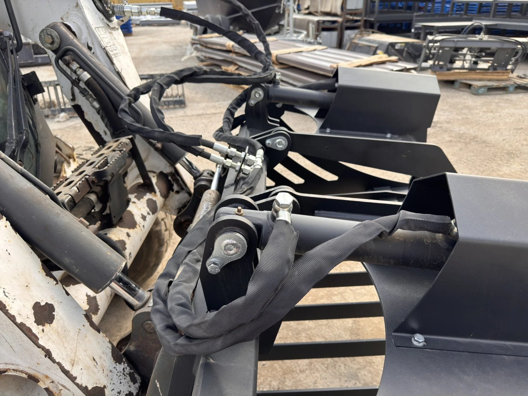 72" Skid Steer Rock Grapple Bucket – Heavy-Duty Hydraulic | SU72RGB - Image 9