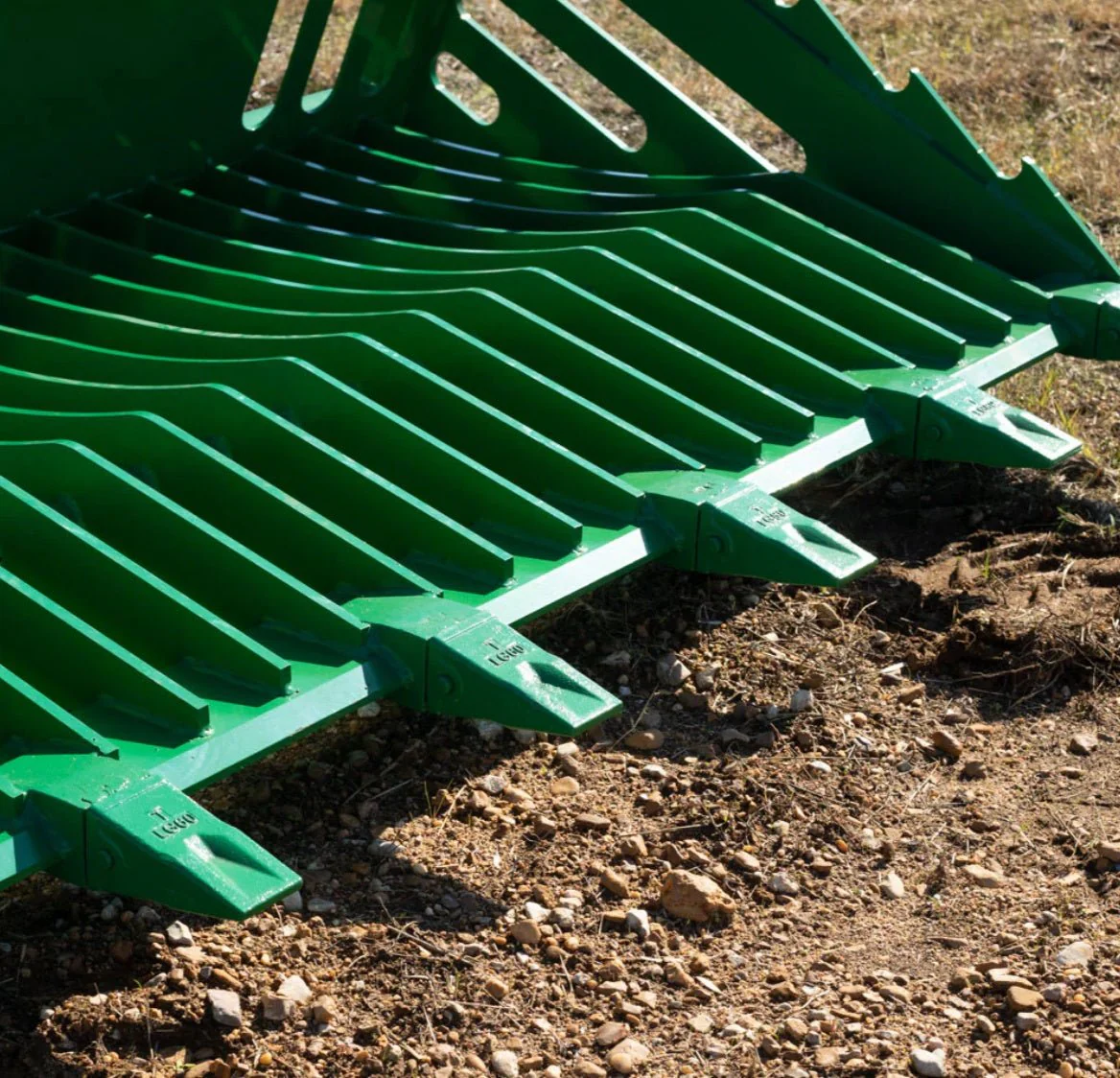 72" Heavy-Duty Rock Bucket with Teeth for John Deere Tractors – Model RTB1830 - Image 3