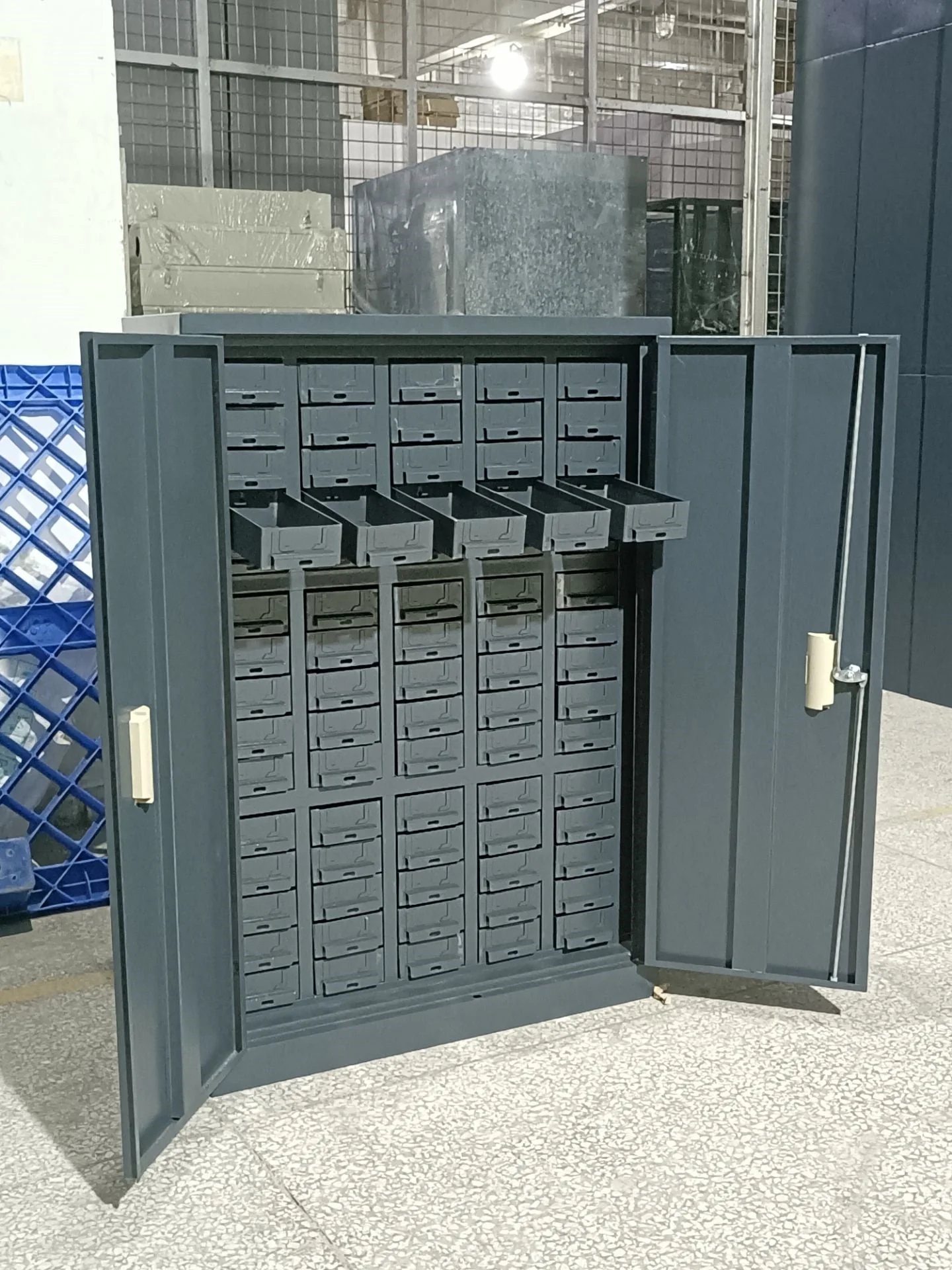 New 75-Drawer Steel Parts & Lockable Bolts Bin Storage Cabinet | Model S515A - Image 2
