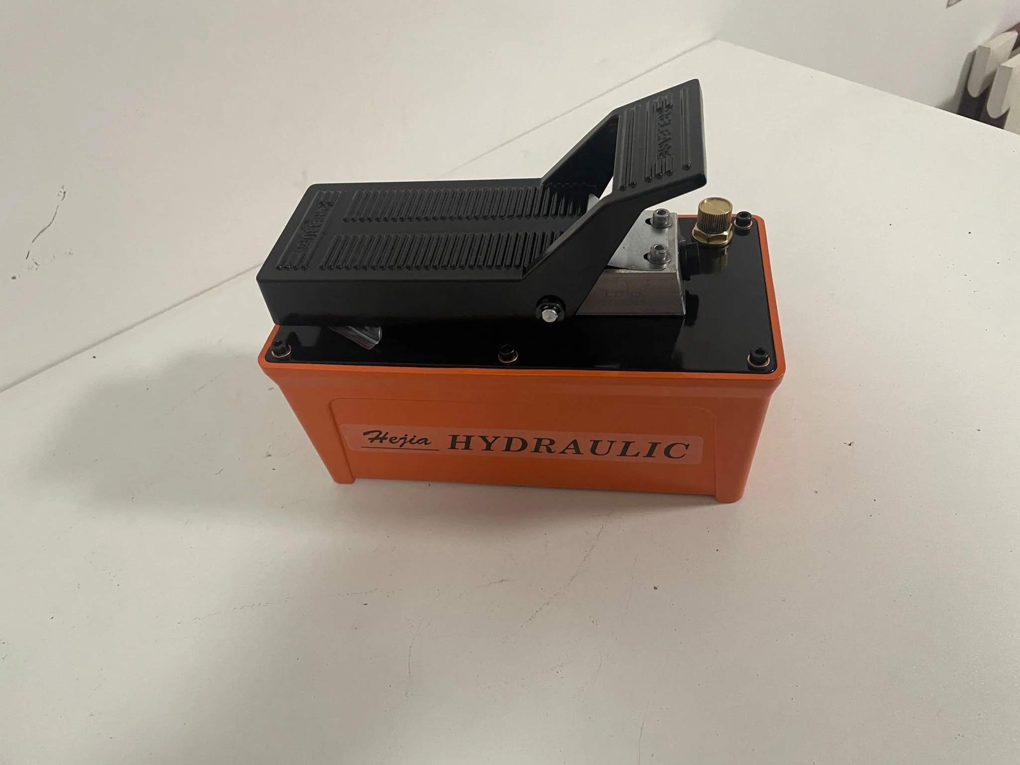 Air Hydraulic Foot Pump 10,000 PSI – Single Acting, 1.6L Tank Capacity, 1/4" NPT Air Inlet AHP42628 - Image 2
