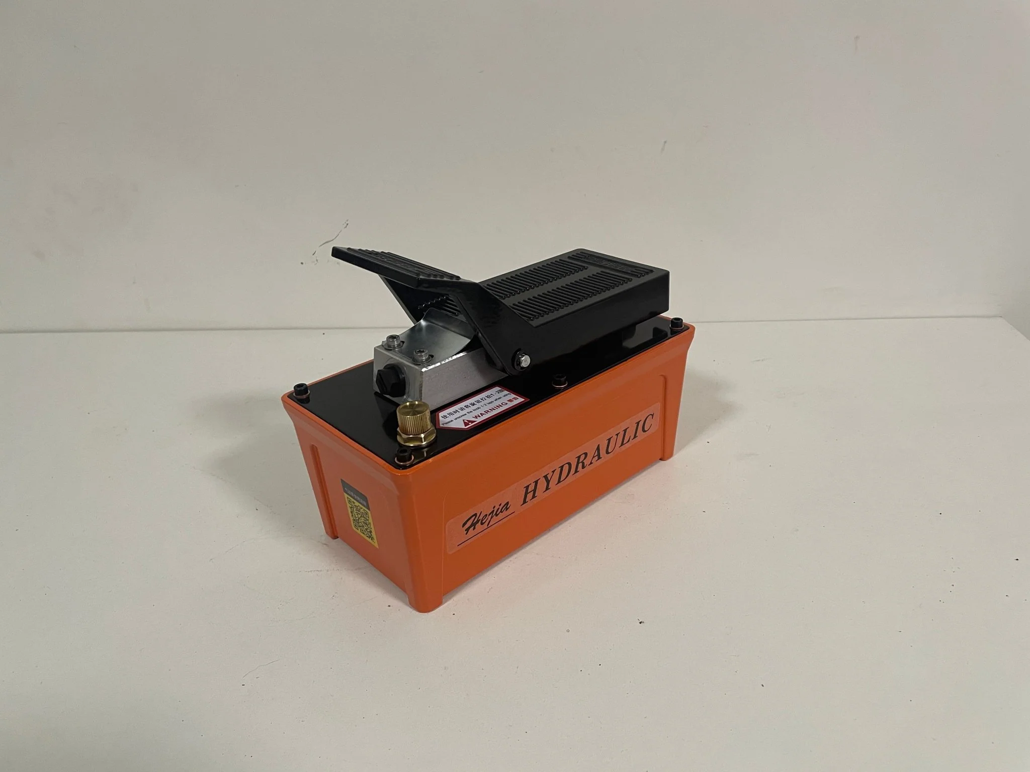 Air Hydraulic Foot Pump 10,000 PSI – Single Acting, 1.6L Tank Capacity, 1/4" NPT Air Inlet AHP42628 - Image 3