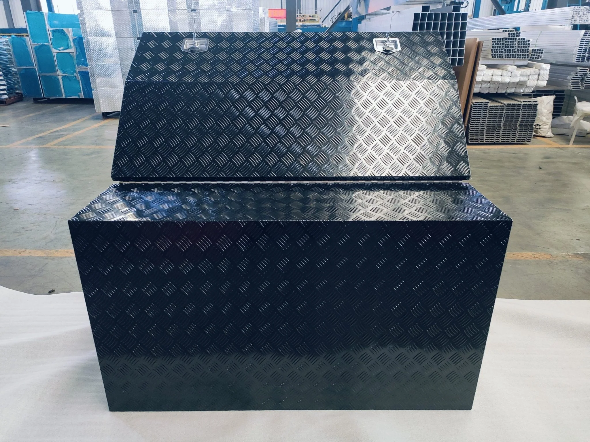 HEAVY-DUTY ALUMINUM STORAGE TOOL BOX – LOCKABLE, WEATHER-RESISTANT with 5 Drawers | CXTB2024 - Image 2