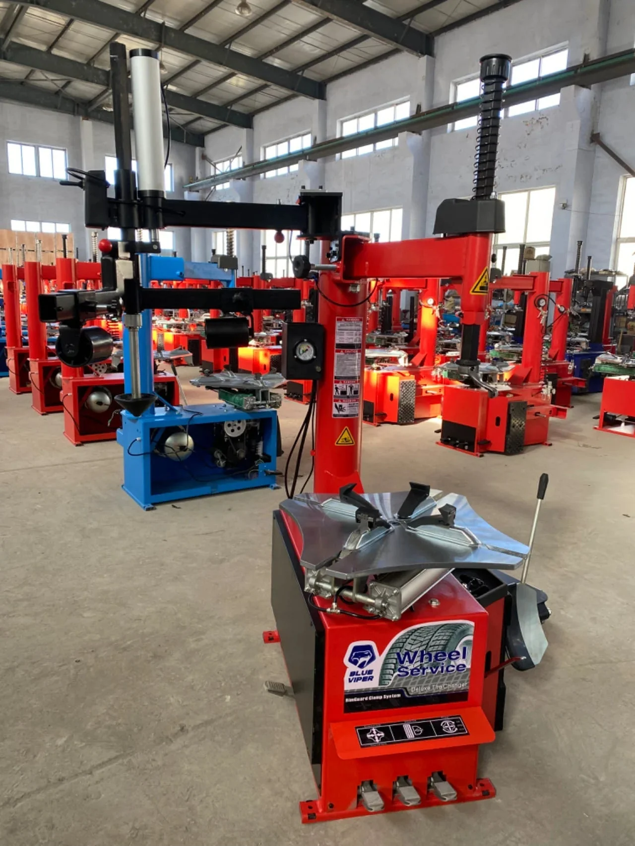 Blue Viper FT300 Tire Changer – 1.5 HP, Helper Arm, 5500 lb Bead Break | Commercial Grade - Image 2