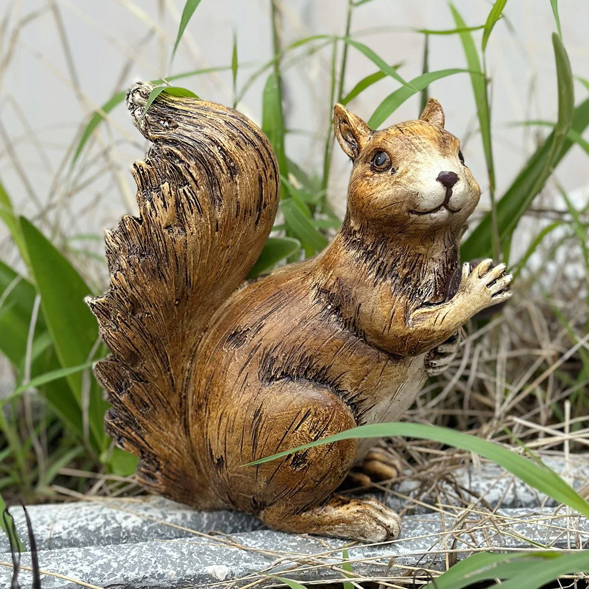 Clever Garden Squirrel Statue – Outdoor Wildlife Lawn Ornament & Garden Décor