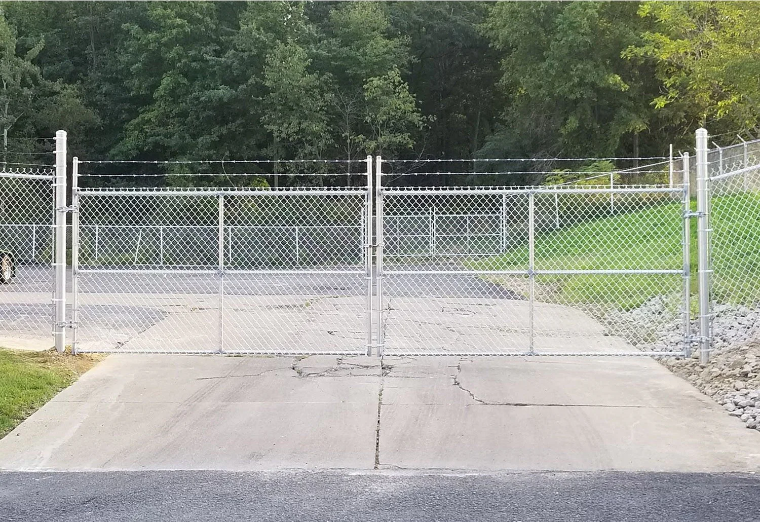 Commercial Chain Link Double Drive Gate with 3-Strand Barb Wire – 26′ 10″ W x 6′ H Heavy-Duty Steel Security Gate 2610BW6