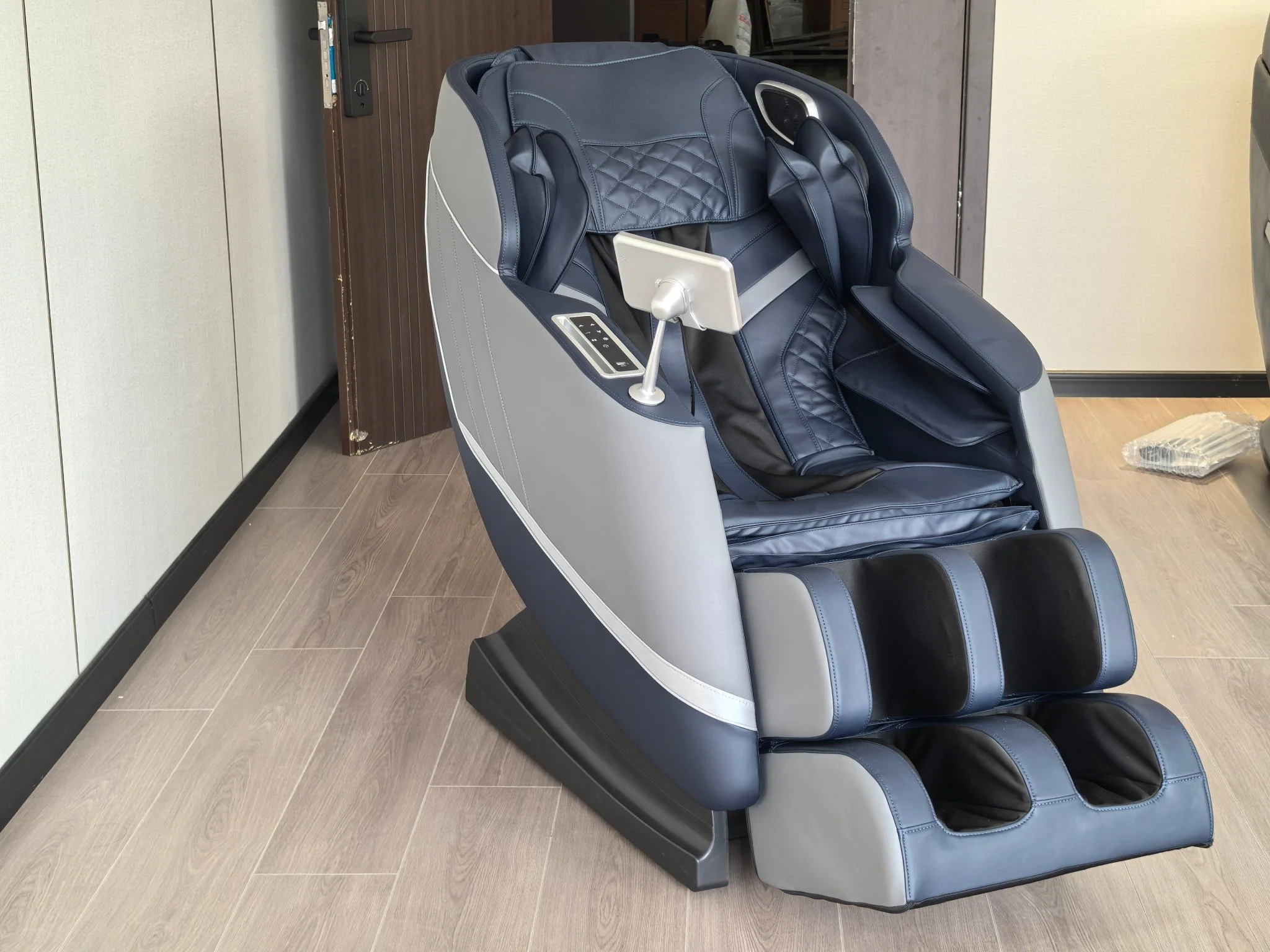 Full Body Zero Gravity Massage Chair with Heating, Foot Rollers & Bluetooth – 7146190 - Image 2