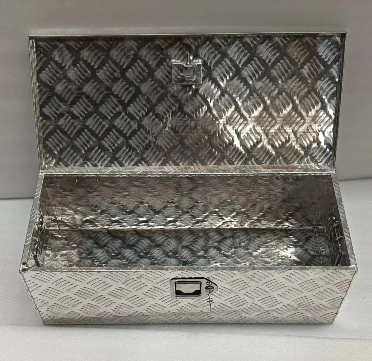 Heavy Duty 30" Aluminum Truck Bed Tool Box – Silver Storage Chest with 2 Keys – AB03013 - Image 2