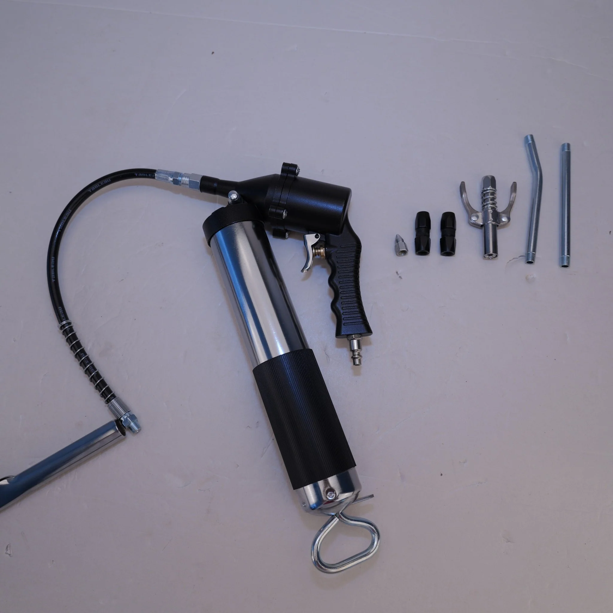 Heavy Duty Air Operated Grease Gun – 4000 PSI with Flexible Hose AGG146AH - Image 2