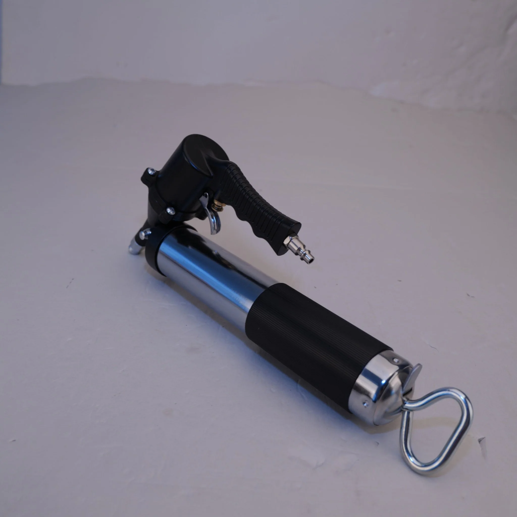 Heavy Duty Air Operated Grease Gun – 4000 PSI with Flexible Hose AGG146AH - Image 3