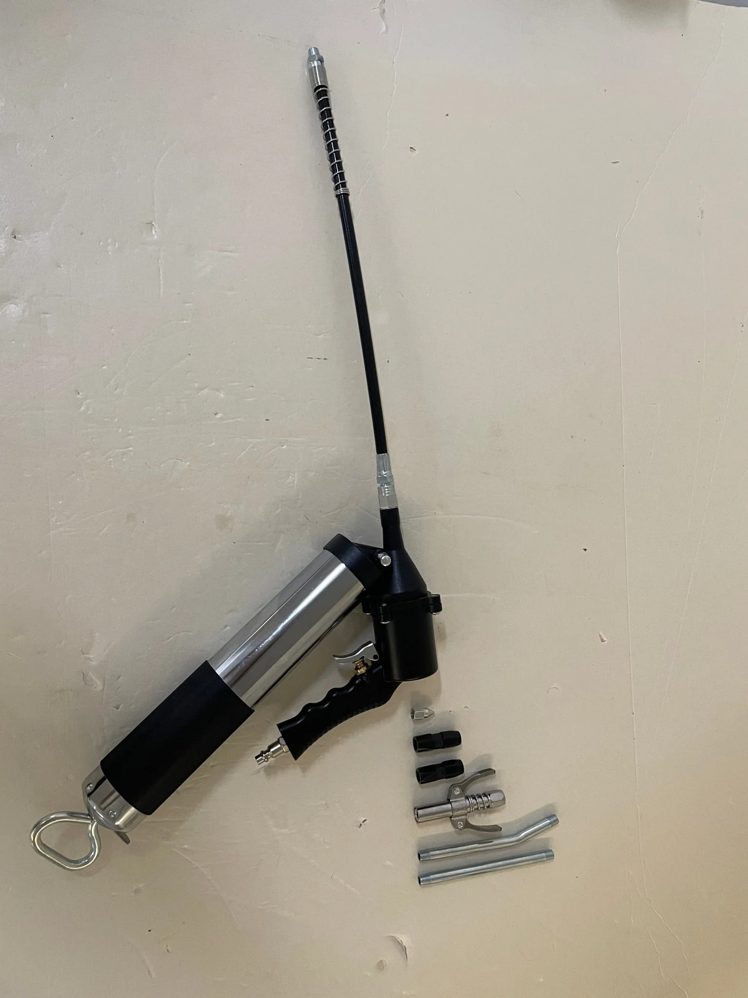 Heavy Duty Air Operated Grease Gun – 4000 PSI with Flexible Hose AGG146AH - Image 4