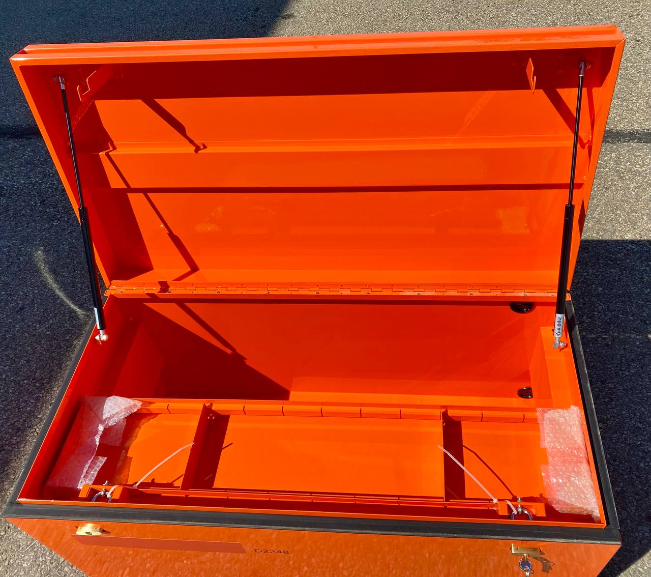 Heavy-Duty Job Box – 48 x 22.5 Steel Storage Chest with Gas Struts & Lockable Lid RB38481 - Image 2