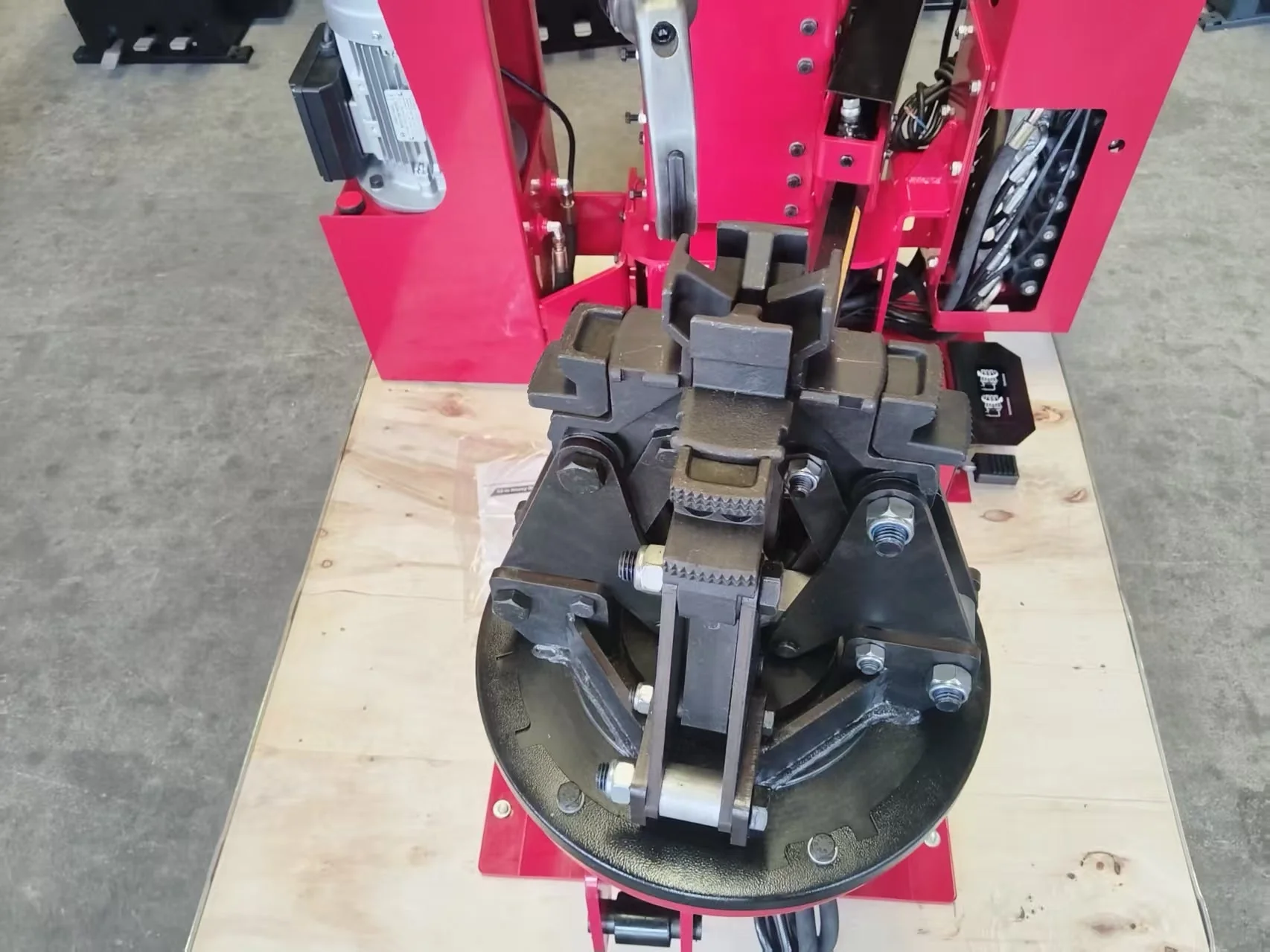 Heavy-Duty Vertical Semi Truck Tire Changer – Model HC8930 - Image 5