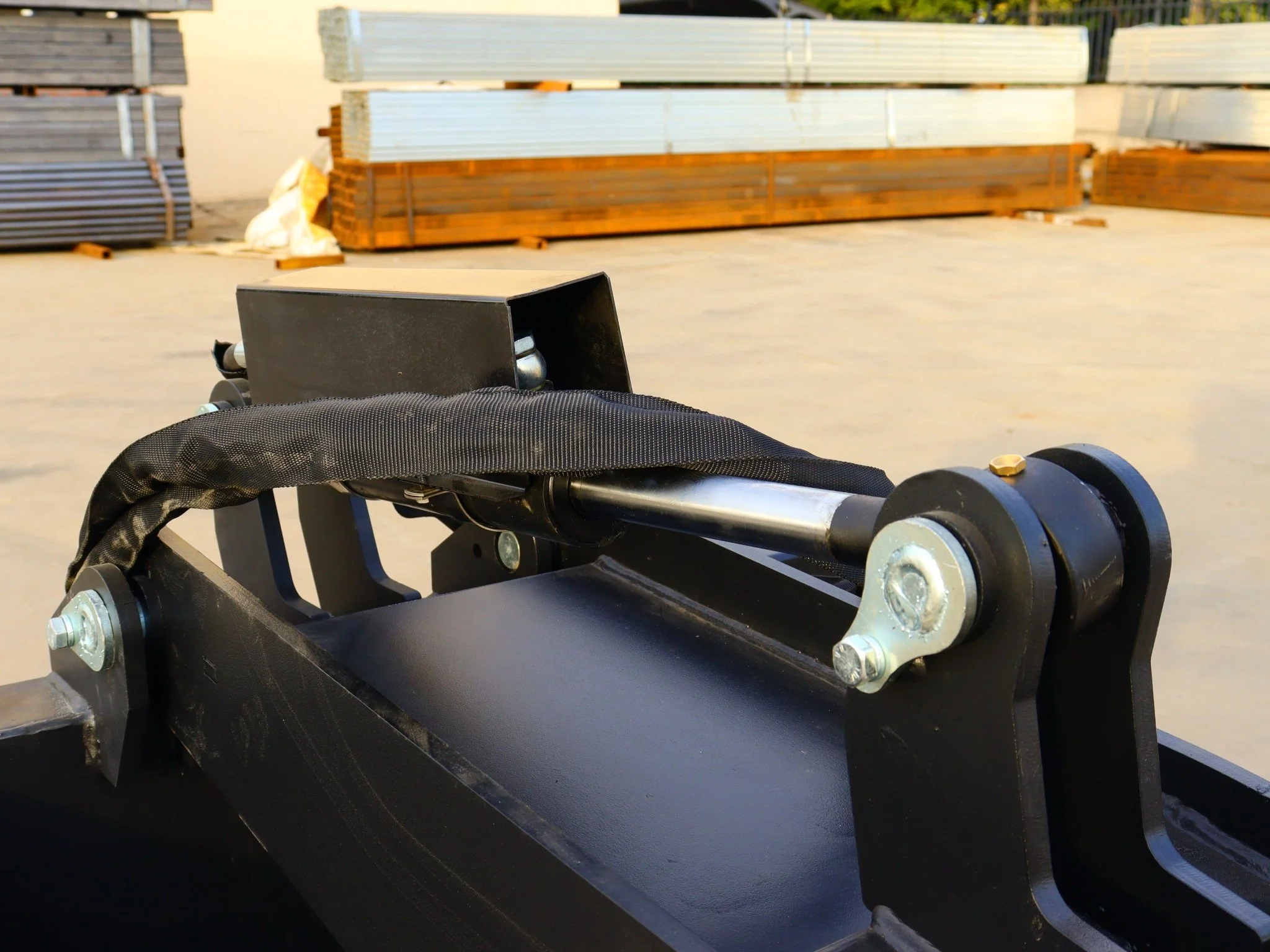 Heavy-Duty Skid Steer Hydraulic Stump Bucket Grapple for Tree and Root Removal SU12026 - Image 10