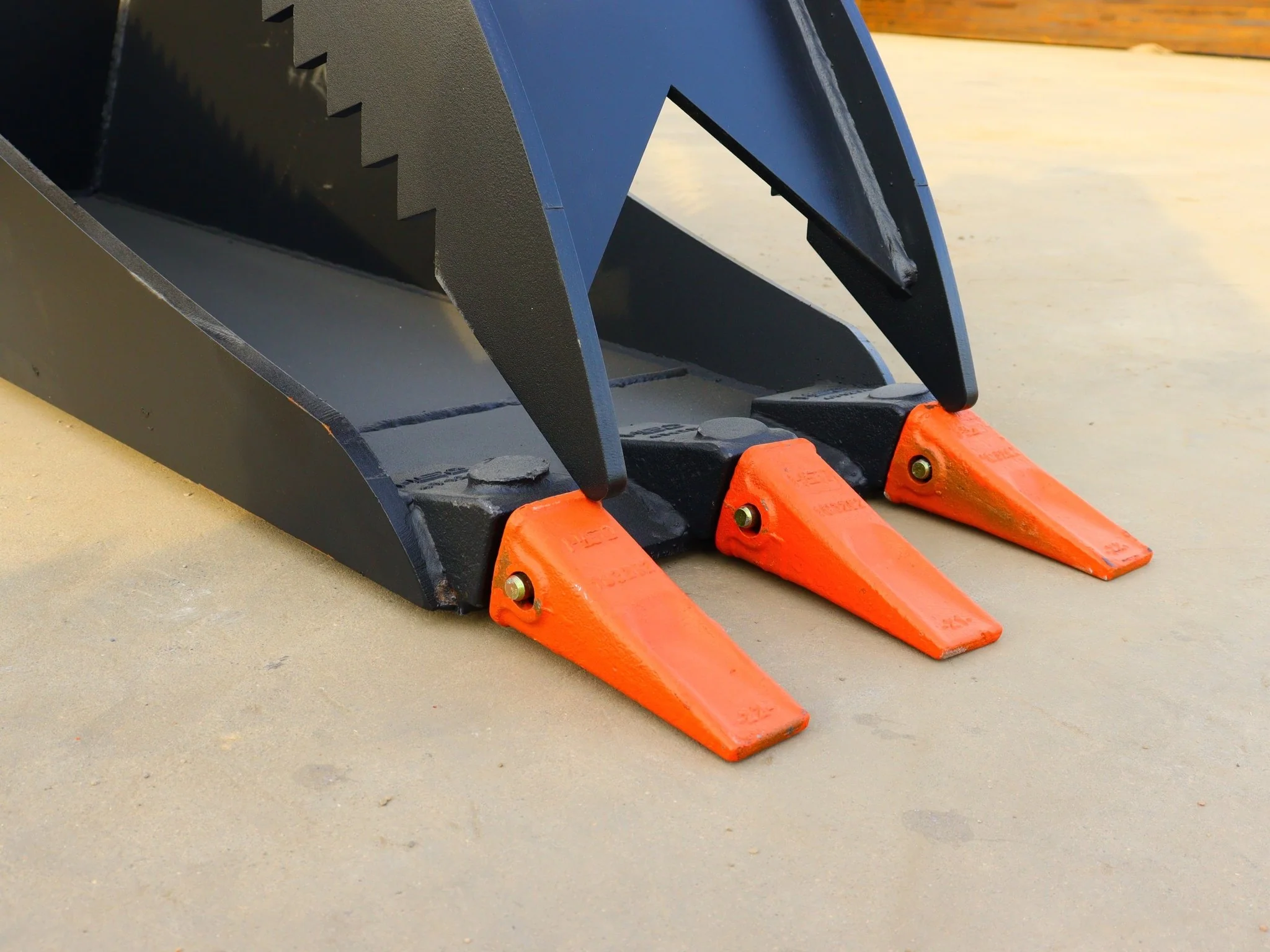 Heavy-Duty Skid Steer Hydraulic Stump Bucket Grapple for Tree and Root Removal SU12026 - Image 9