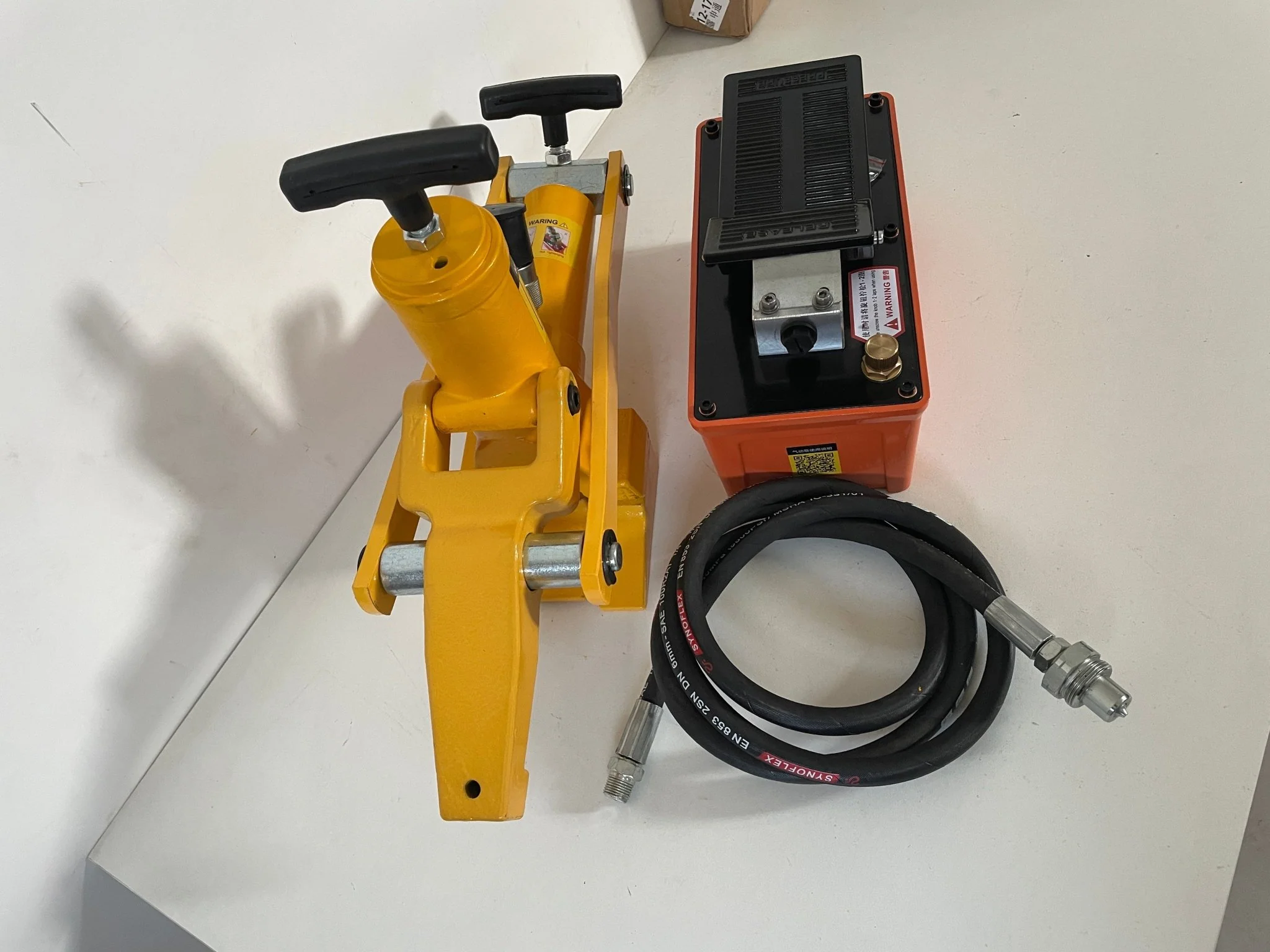Heavy-Duty Truck & Ag Tire Hydraulic Bead Breaker Kit with 10,000 PSI Foot Pump – SKU: S1181 - Image 4