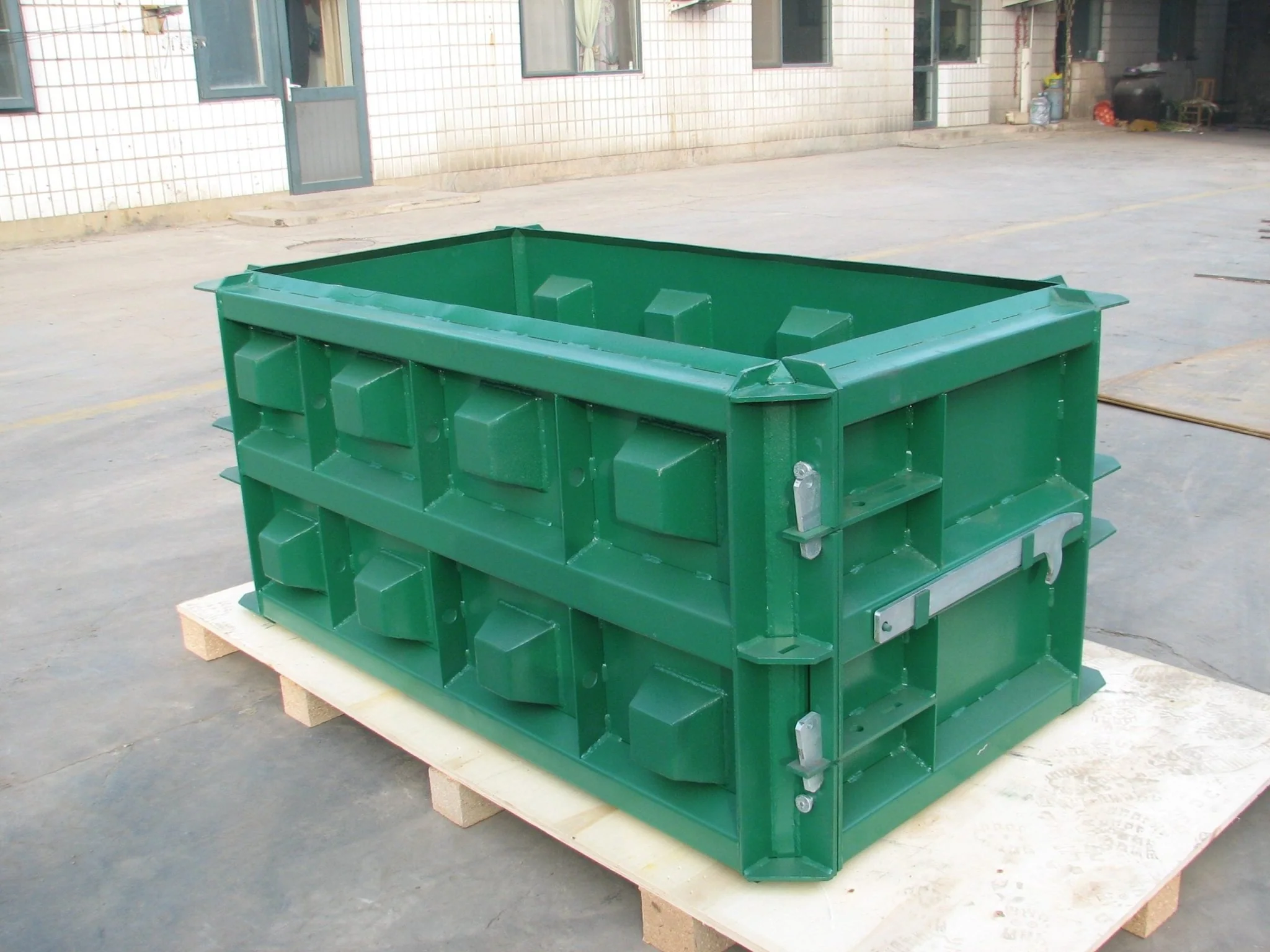 5 FT LEGO-Style Interlocking Concrete Block Mold – Heavy-Duty Reusable Form | SKU: 112456