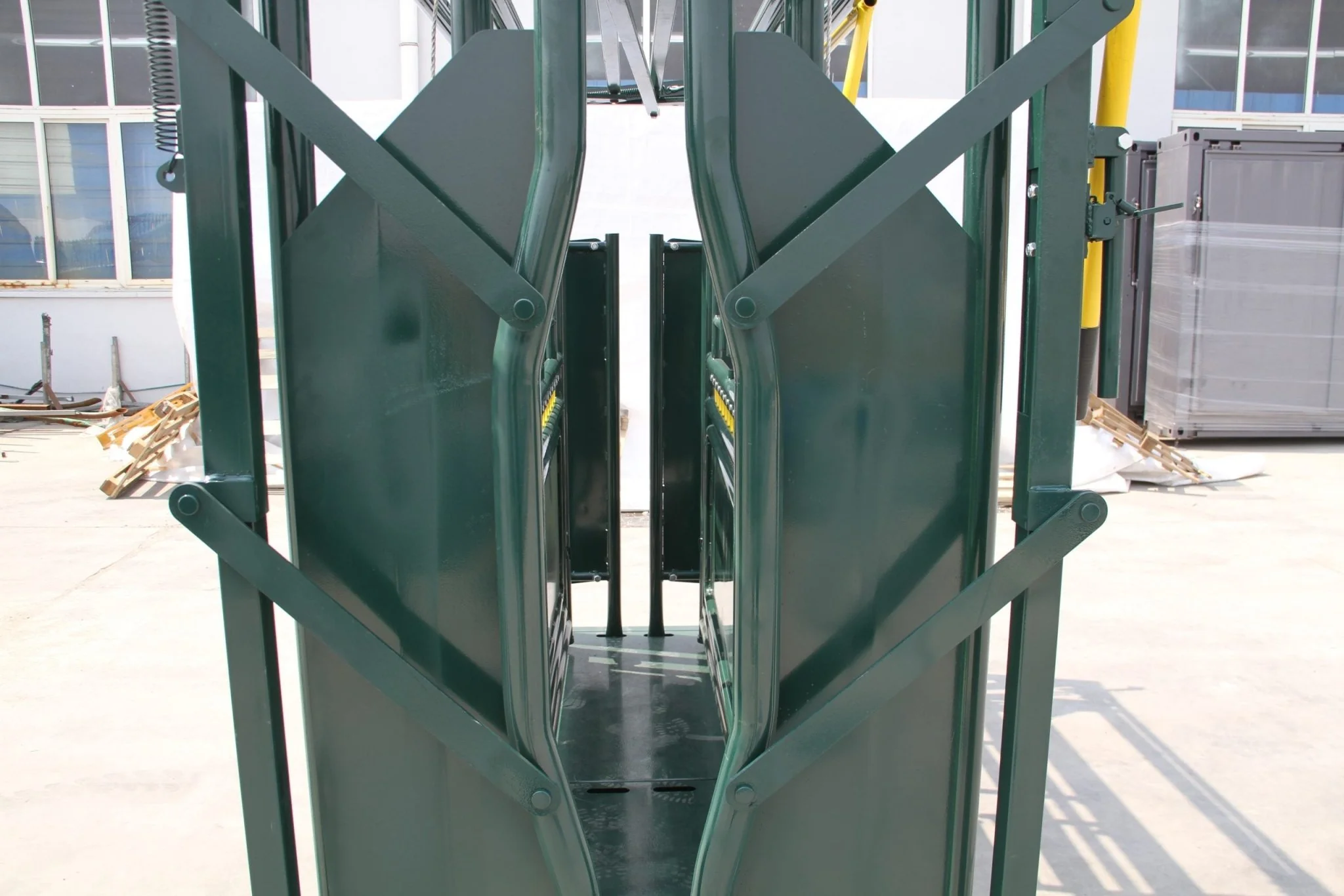 Livestock Cattle Squeeze Chute with Head Gate Cattle Handling System - Image 2