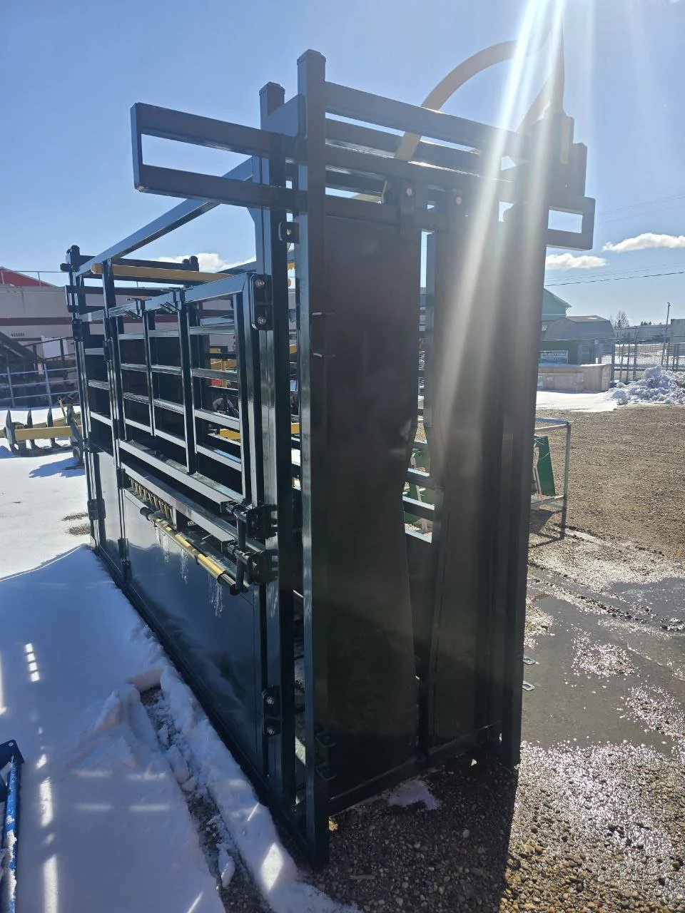 Livestock Cattle Squeeze Chute with Head Gate Cattle Handling System - Image 4