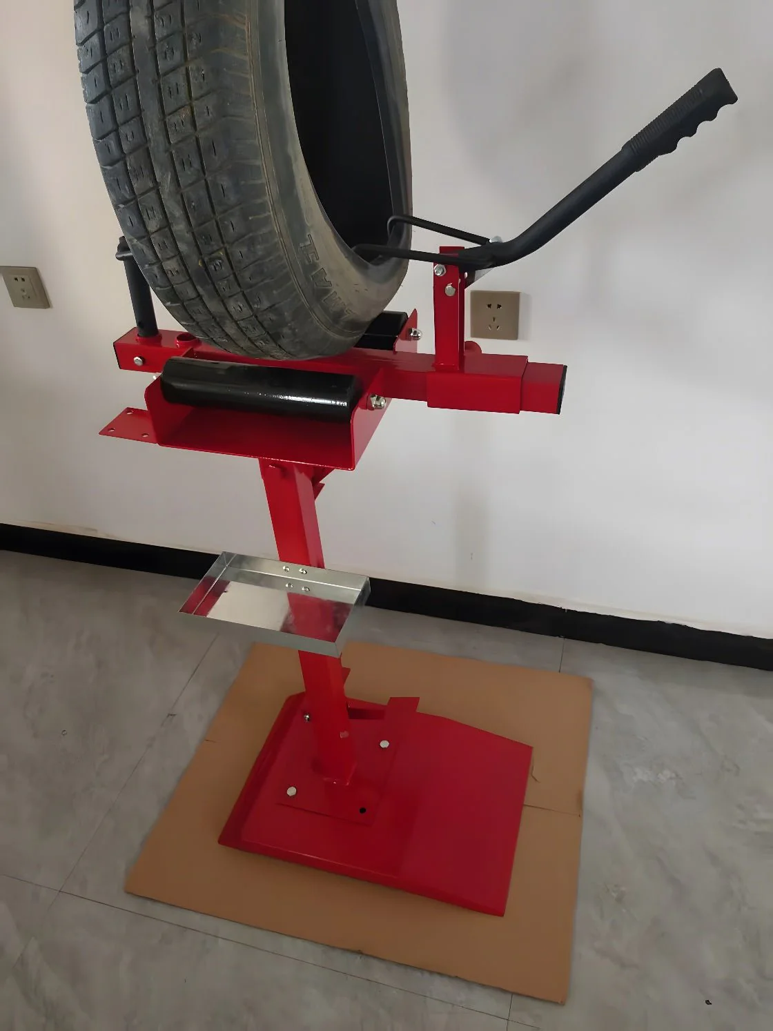 Manual Tire Spreader & Portable Tire Changer Stand – Model AT4001 - Image 10