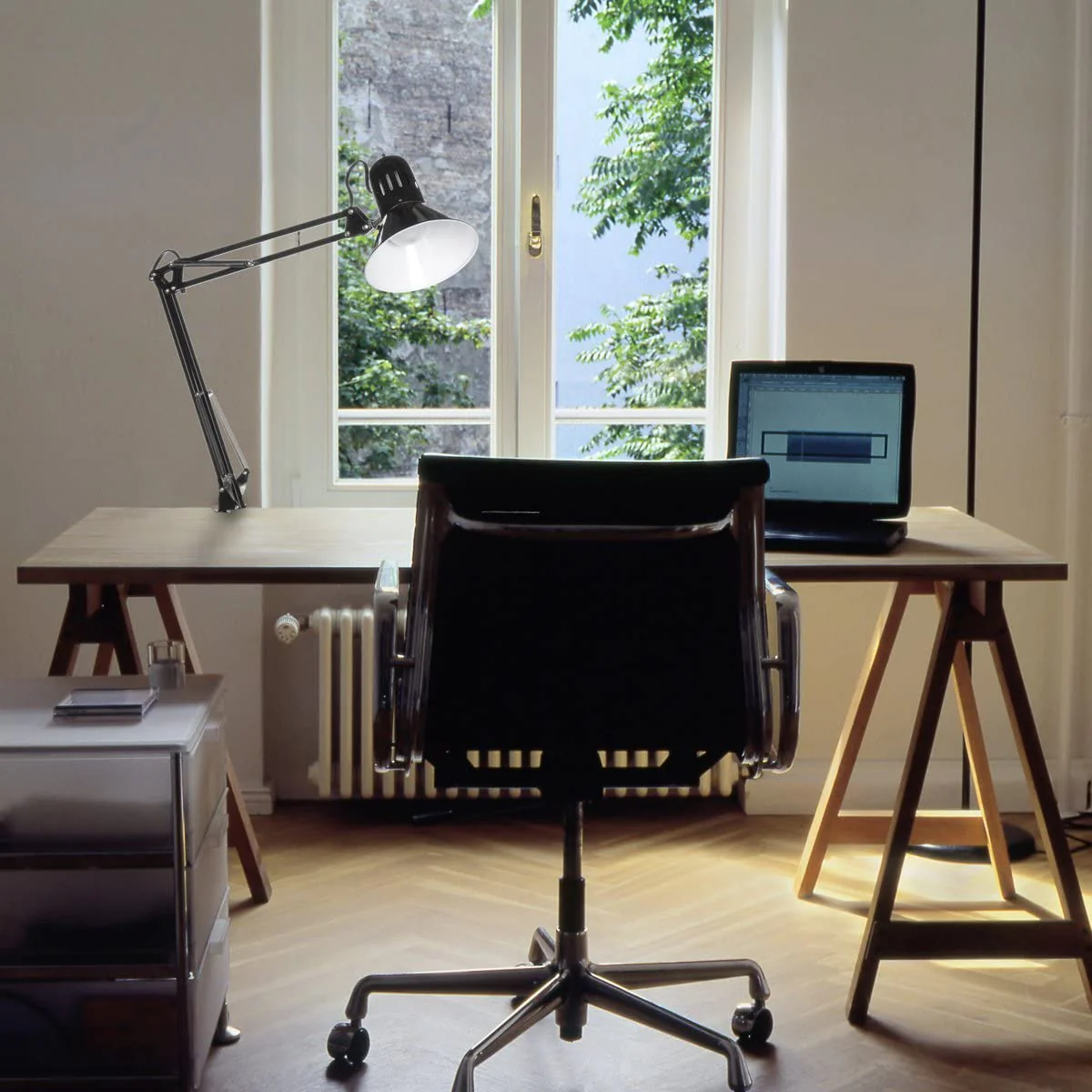 New 32-Inch Electric Desk Lamp with Metal Swing Arm – Black (Model 56963) - Image 3