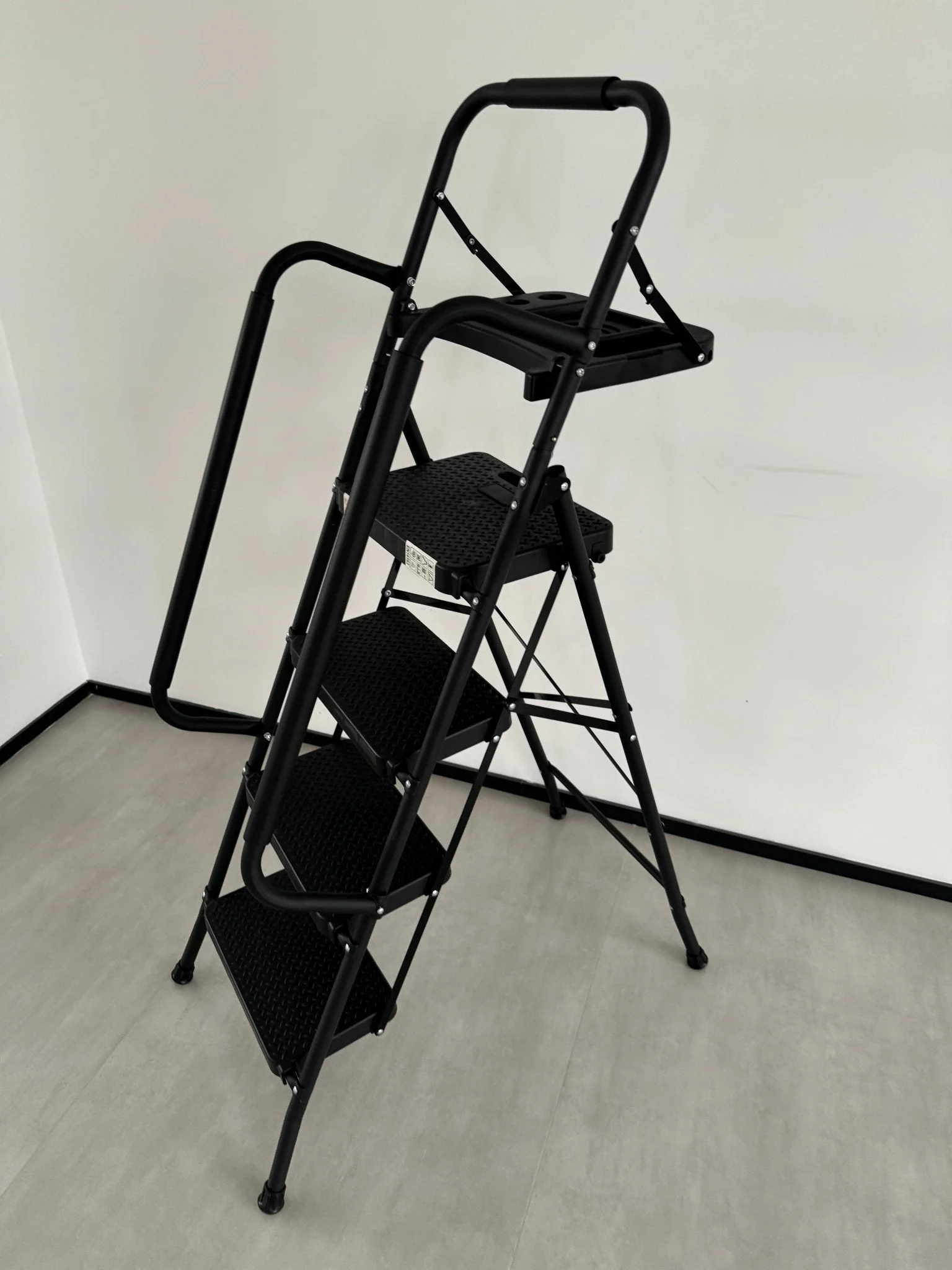 New Black 4 & 5 Step Ladder with Handrails – Heavy-Duty Steel with Tool Tray & Platform - Image 3