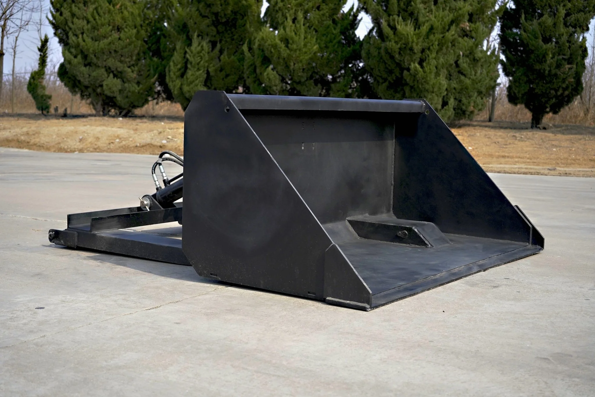 New Heavy-Duty Skid Steer Forklift Bucket Attachment - 0.7 Cu.Yd Hydraulic Attachment Snow & Demolition SU22841 - Image 3