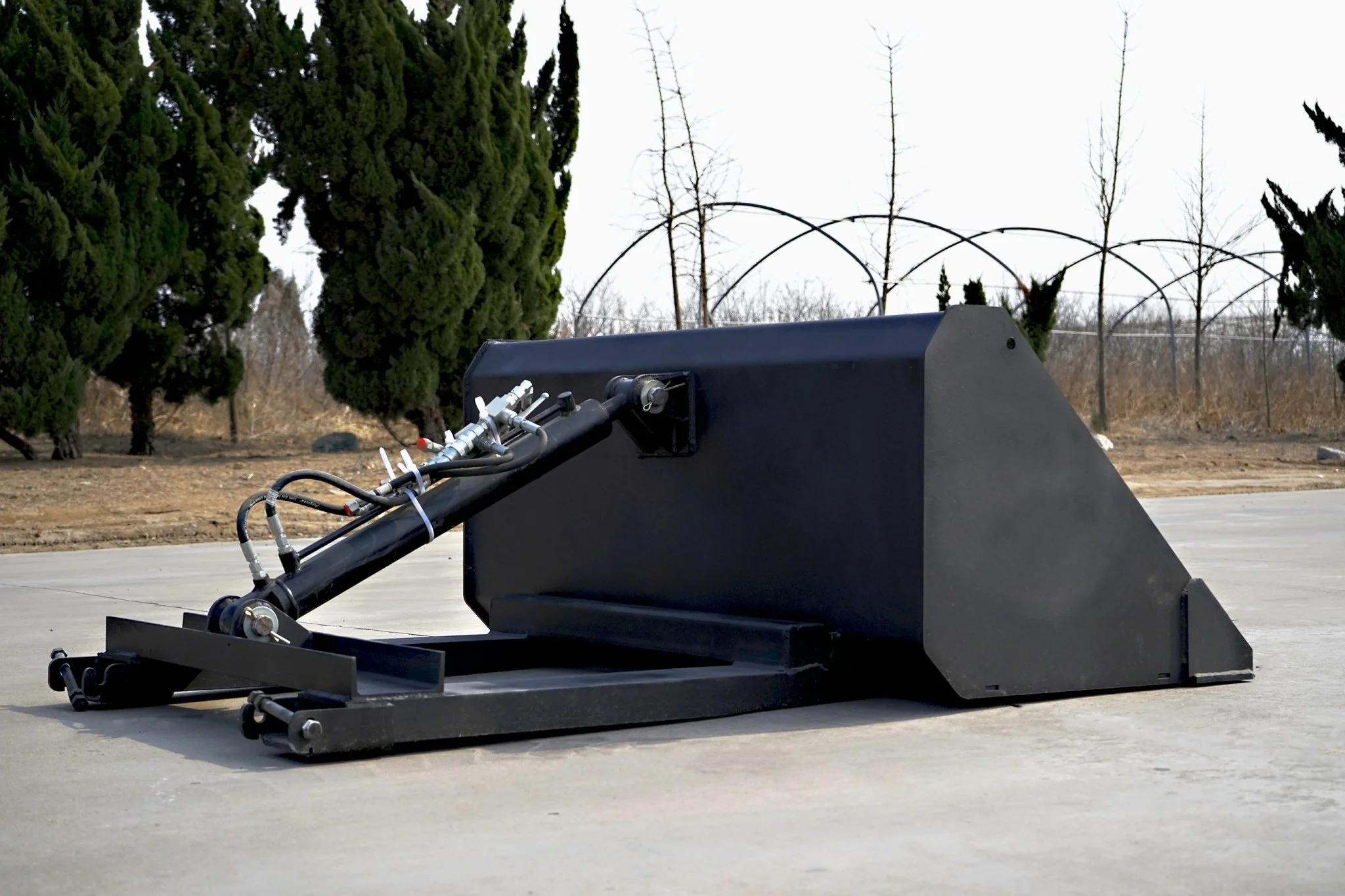 New Heavy-Duty Skid Steer Forklift Bucket Attachment - 0.7 Cu.Yd Hydraulic Attachment Snow & Demolition SU22841 - Image 4