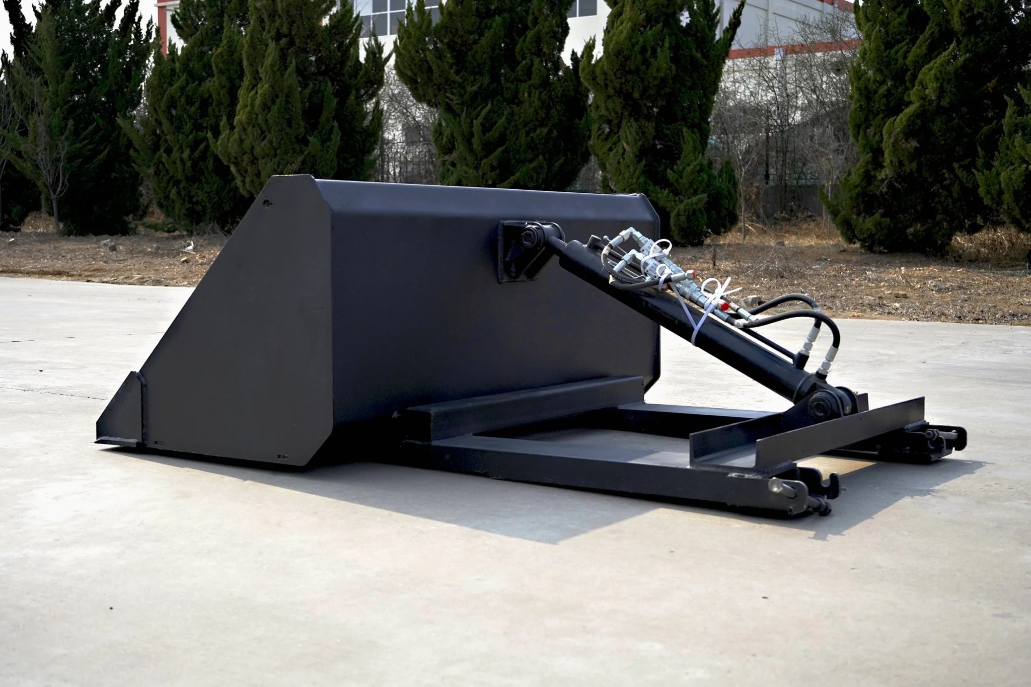 New Heavy-Duty Skid Steer Forklift Bucket Attachment - 0.7 Cu.Yd Hydraulic Attachment Snow & Demolition SU22841 - Image 5