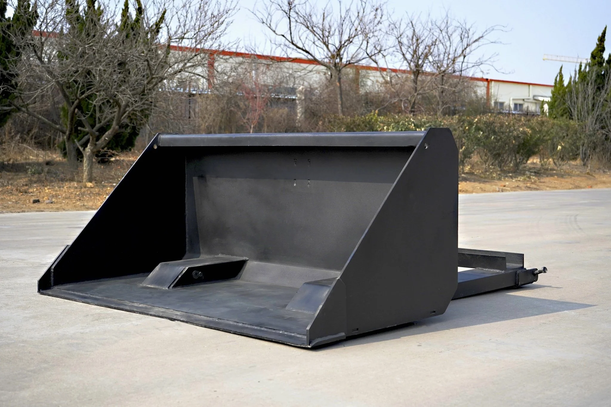 New Heavy-Duty Skid Steer Forklift Bucket Attachment - 0.7 Cu.Yd Hydraulic Attachment Snow & Demolition SU22841 - Image 6
