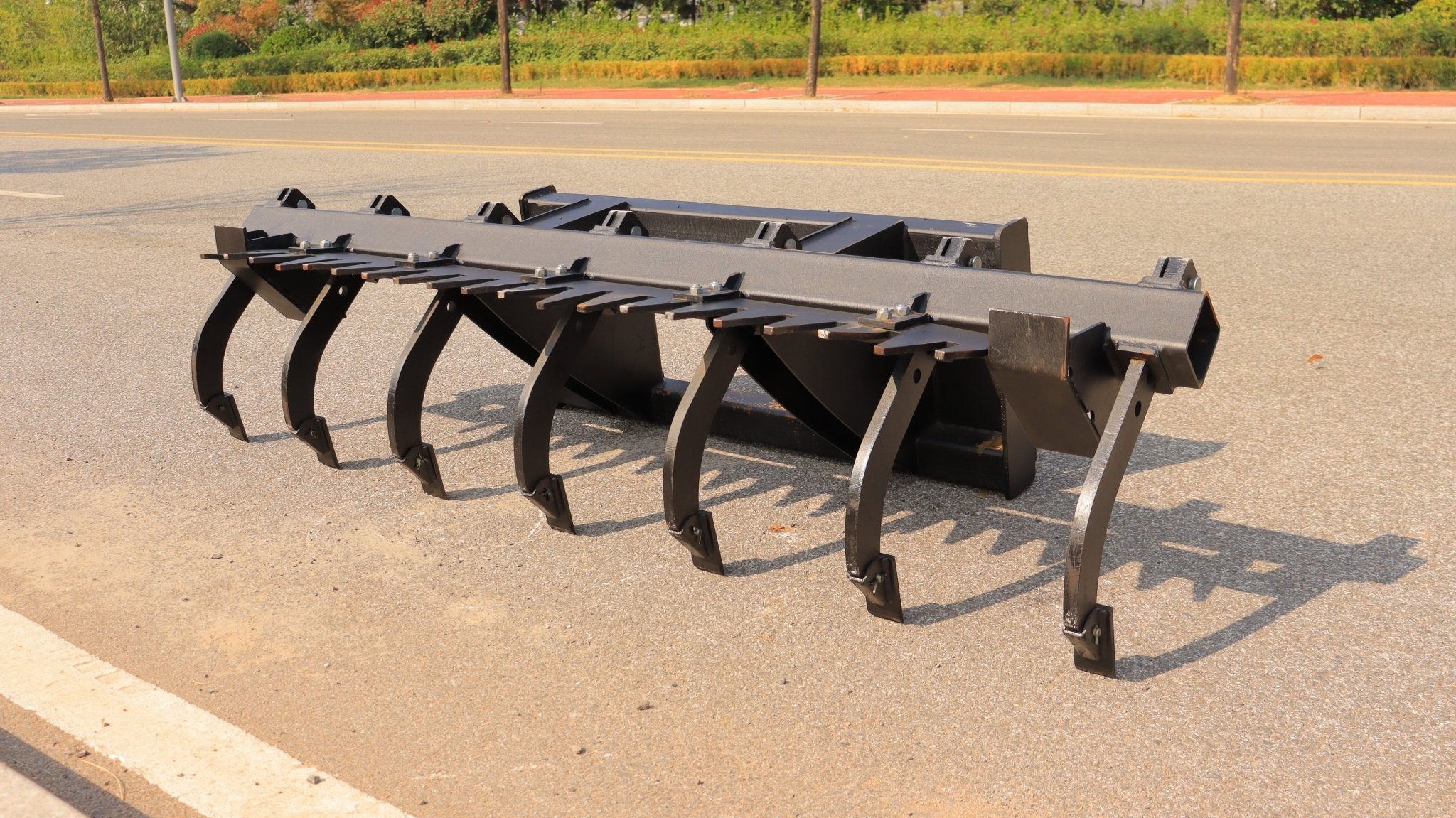 New Skid Steer Front-Mounted Ripper Attachment – 82 Working Width 7-Tooth Soil Loosener Model SU22506 (SU22503) - Image 3