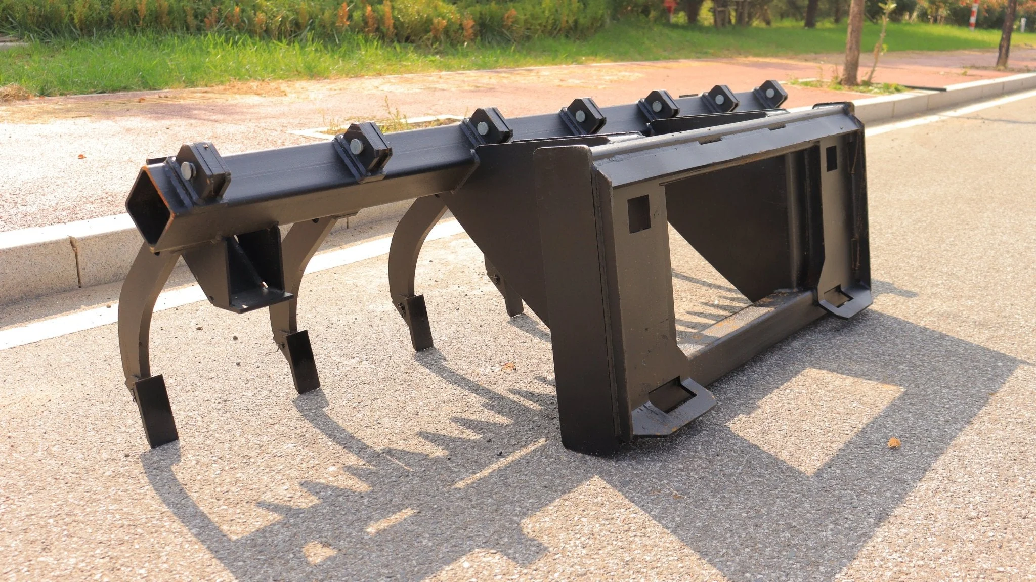 New Skid Steer Front-Mounted Ripper Attachment – 82 Working Width 7-Tooth Soil Loosener Model SU22506 (SU22503) - Image 4
