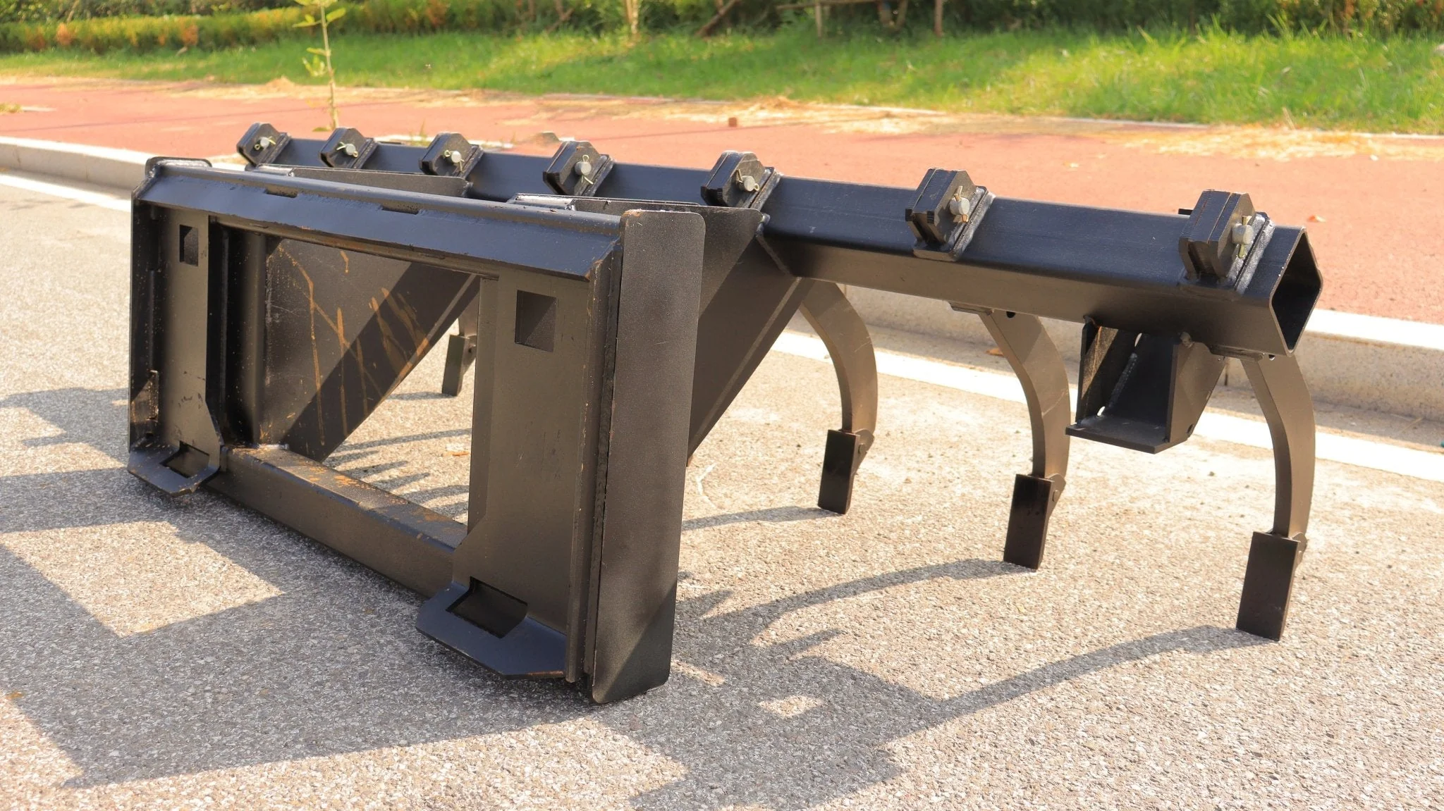 New Skid Steer Front-Mounted Ripper Attachment – 82 Working Width 7-Tooth Soil Loosener Model SU22506 (SU22503) - Image 7