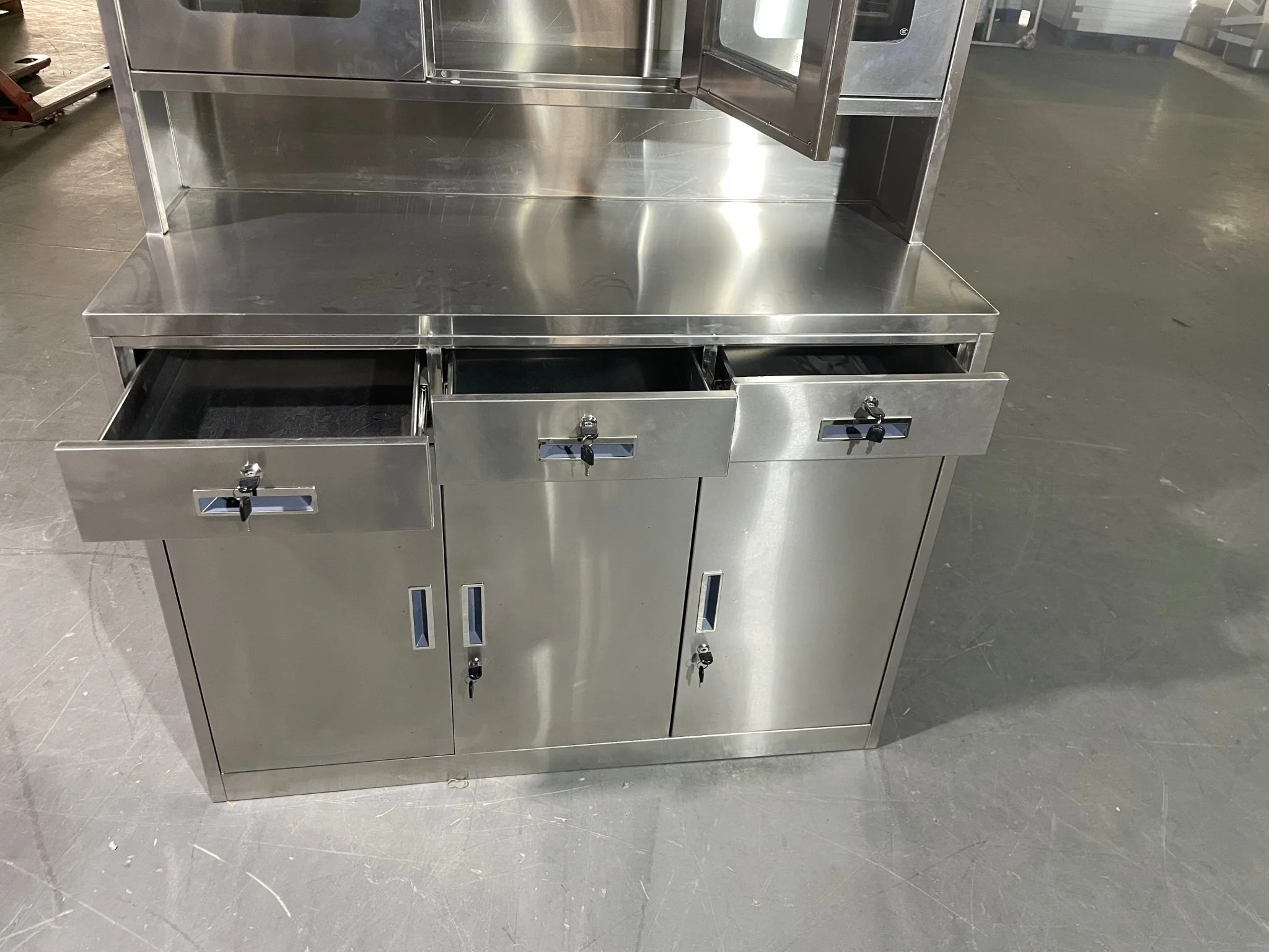 Stainless Steel Garage Storage Cabinet – Heavy-Duty Utility Tool Locker with Lock | Model 1218243 - Image 6