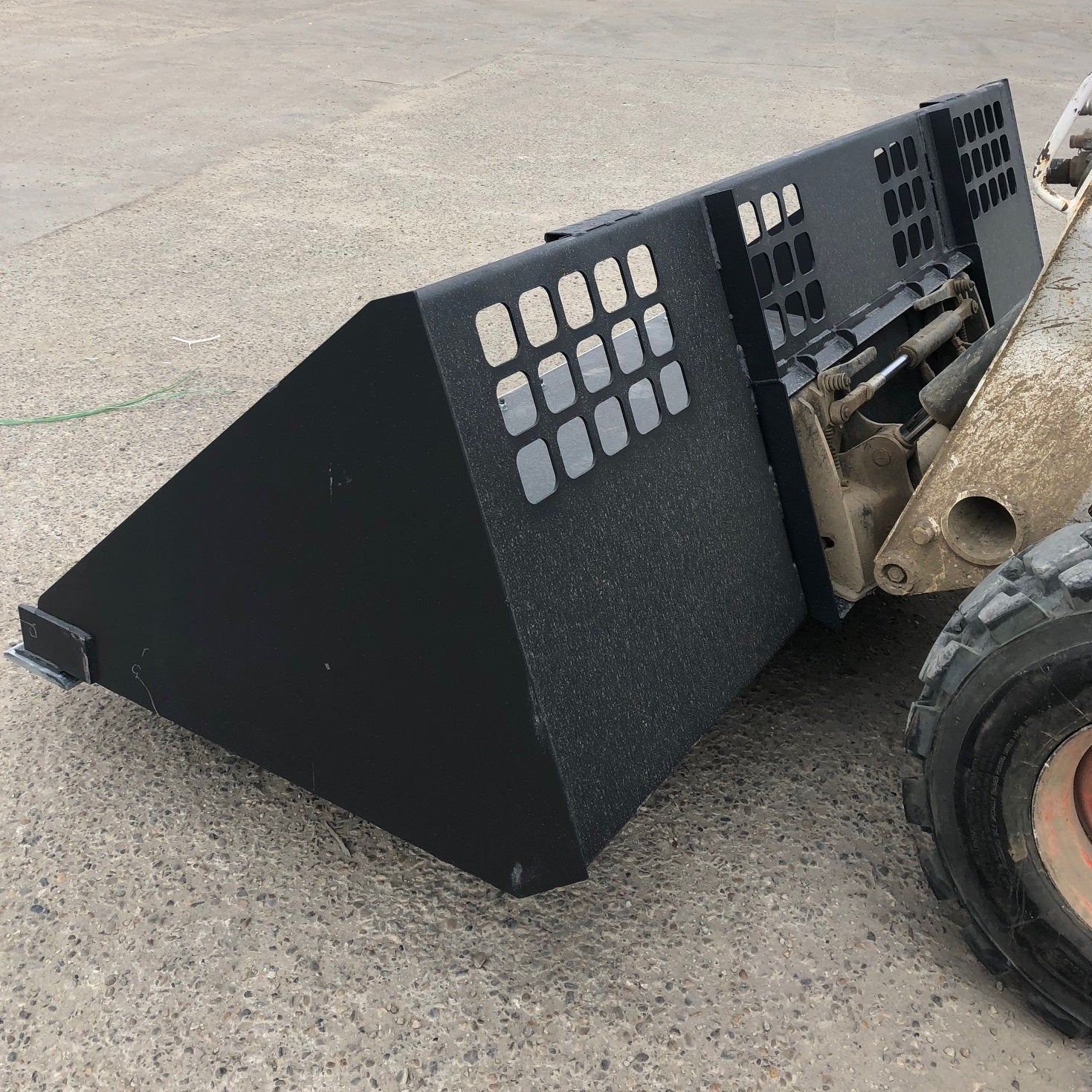 Skid Steer Mega Snow & Mulch Bucket | High-Capacity Loader with Cutting Edge - Image 6