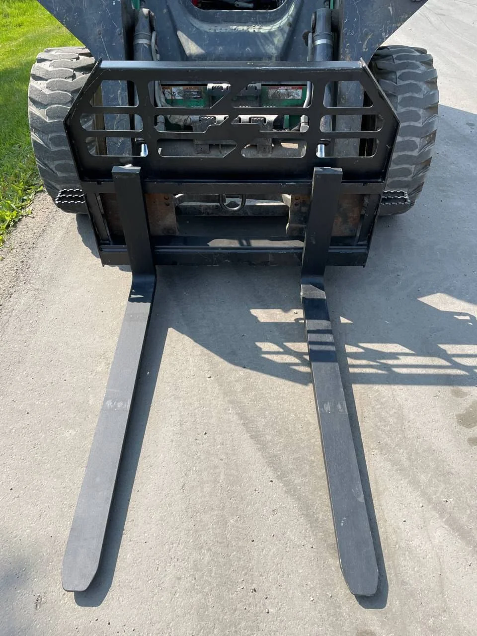 Heavy-Duty Skid Steer Pipe Grapple Attachment | Clamp Arm Forks – 5302021 - Image 4