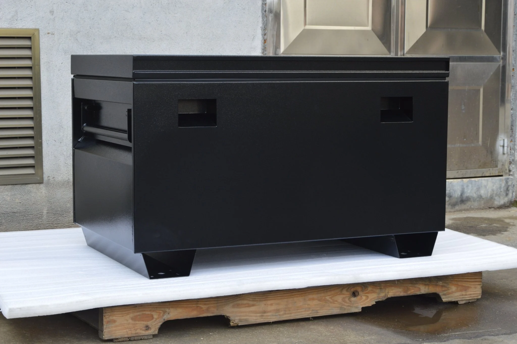 Steel Jobsite Tool Box – Heavy-Duty Locking Storage for Tough Work Environments - Image 3