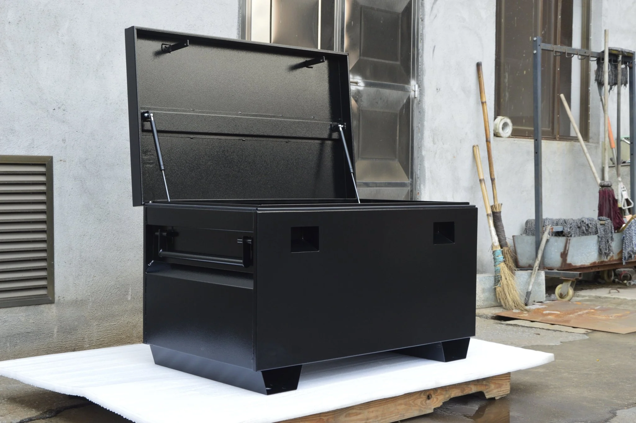 Steel Jobsite Tool Box – Heavy-Duty Locking Storage for Tough Work Environments - Image 4